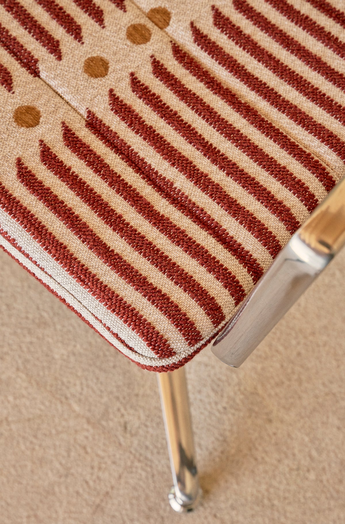 Bürostuhl 452 – MALLORCA beige und rot mit Metallbasis