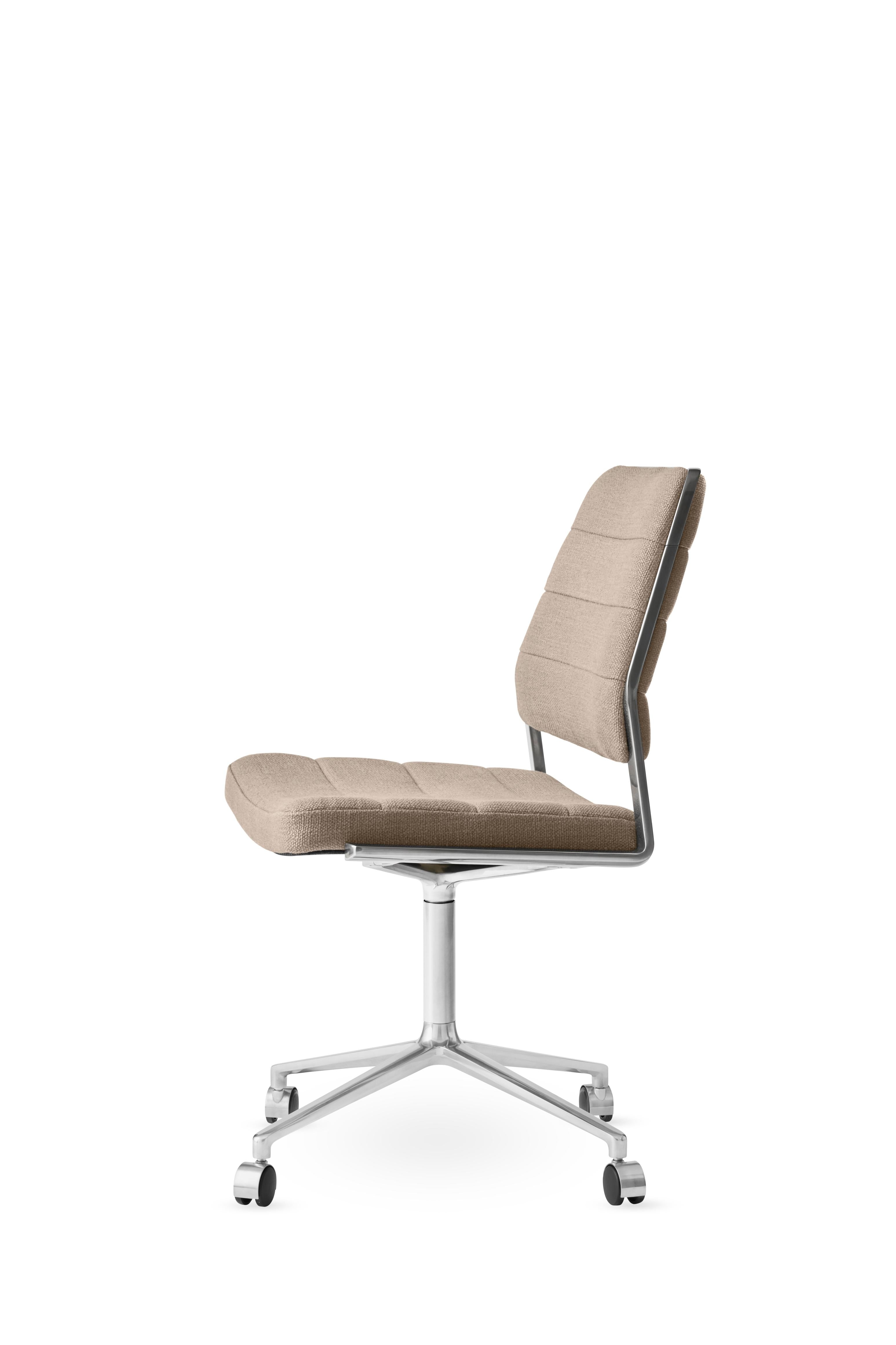 Bürostuhl 454 mit sandfarbener Polsterung und Metallbasis