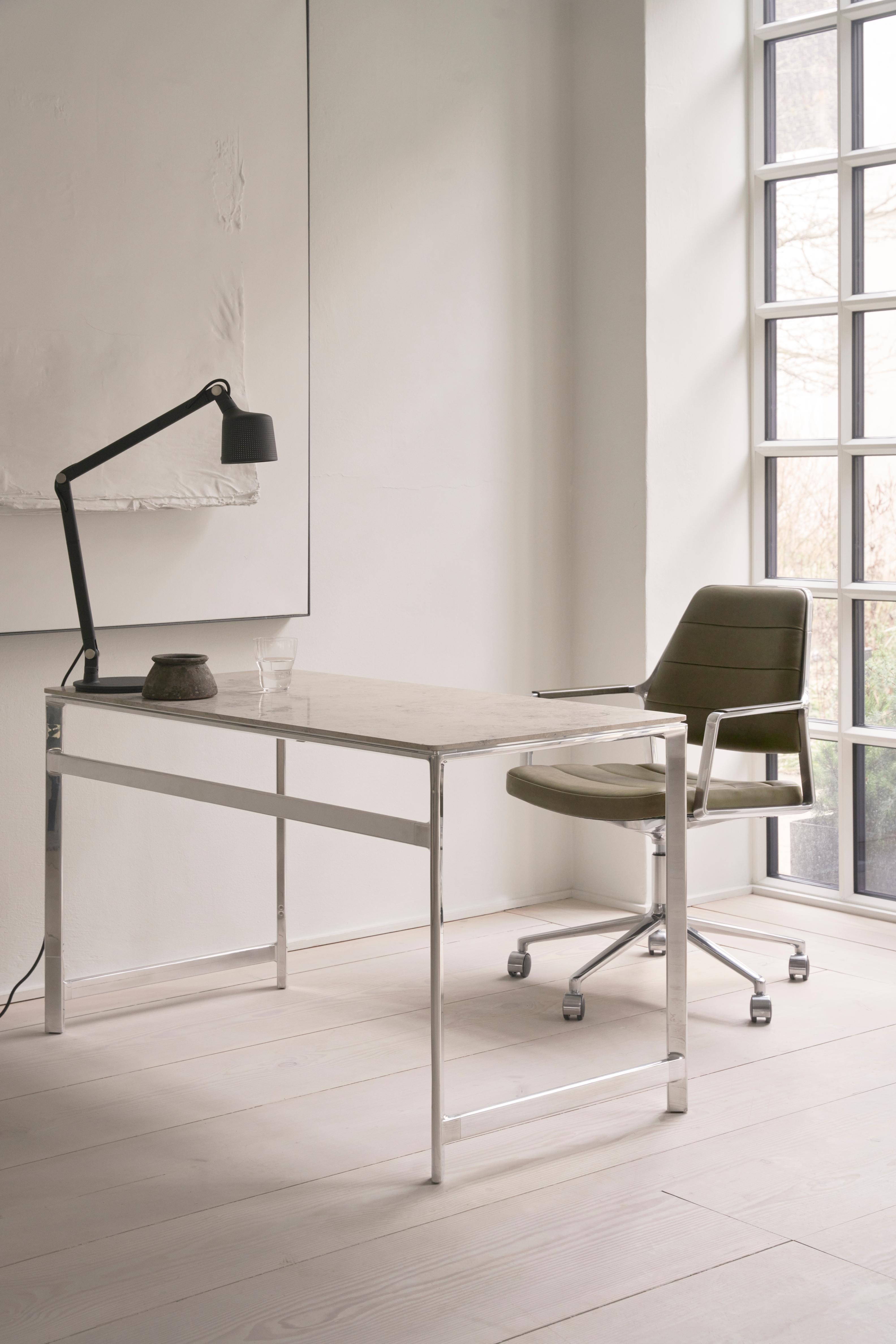 Bürostuhl 455+ mit schwarzem Leder und Metallbasis