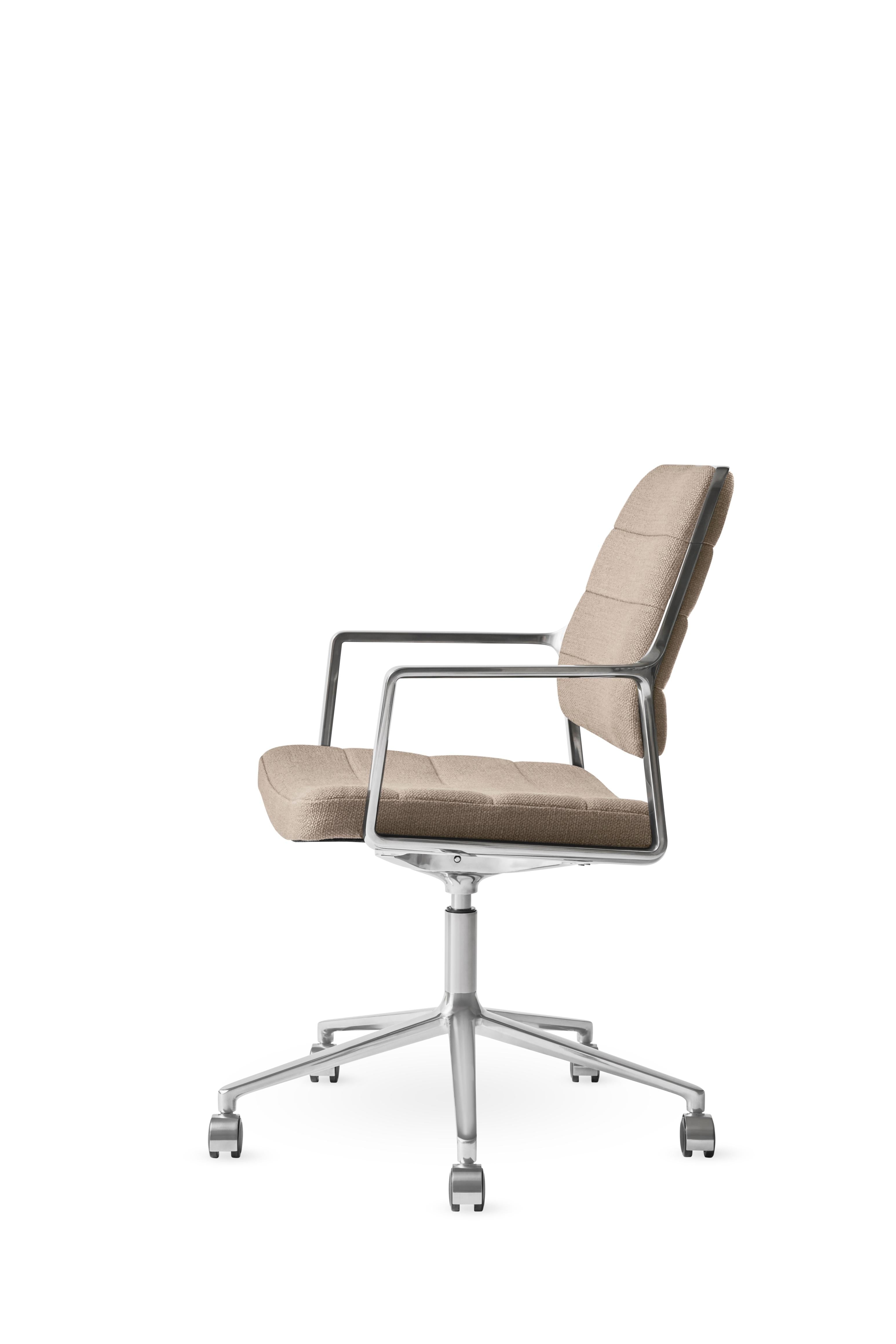 Bürostuhl 455+ mit sandfarbener Polsterung und Metallbasis