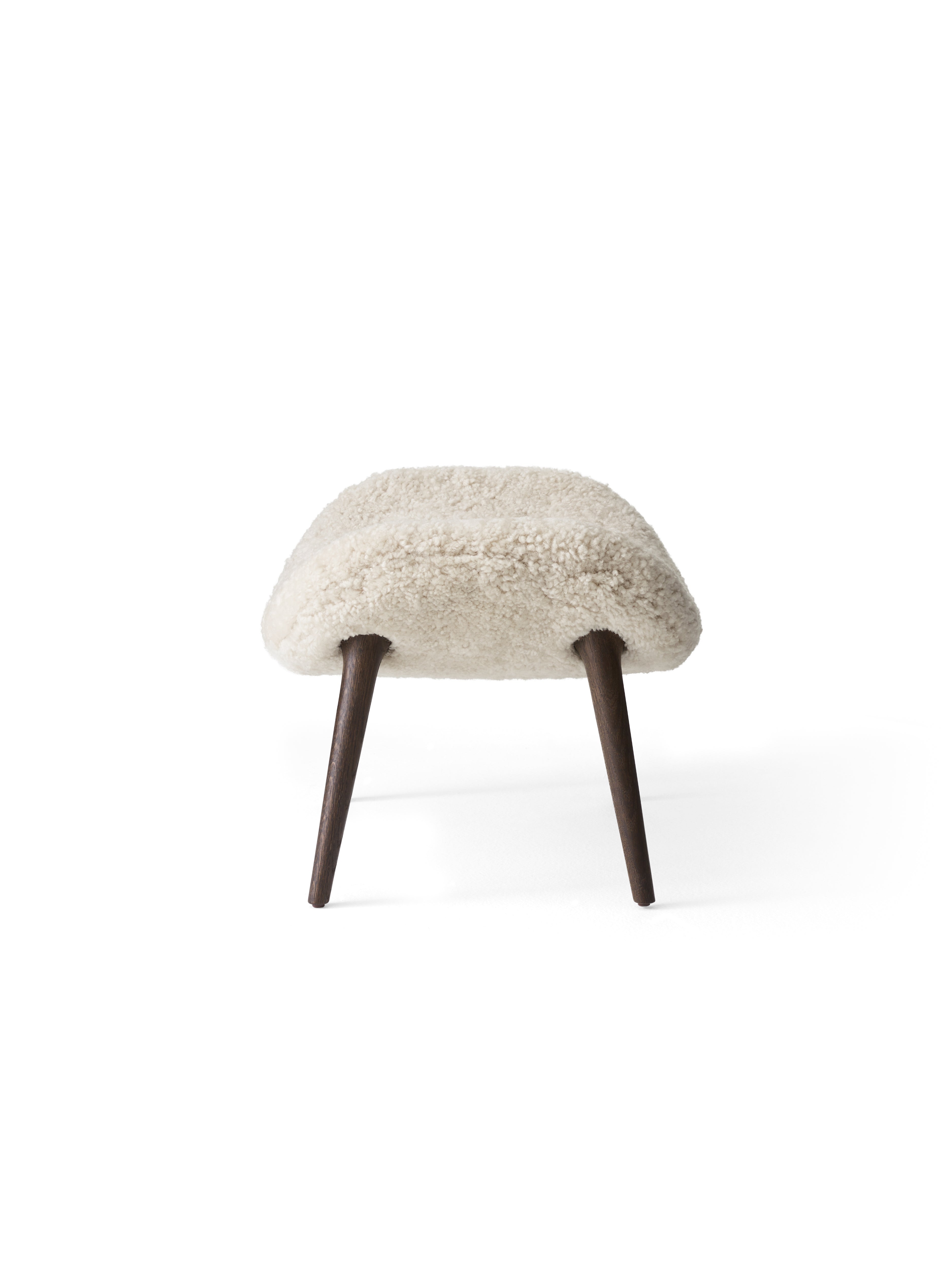 Hocker LODGE cremefarbener Schafpelz mit dunklem Eichenfuß