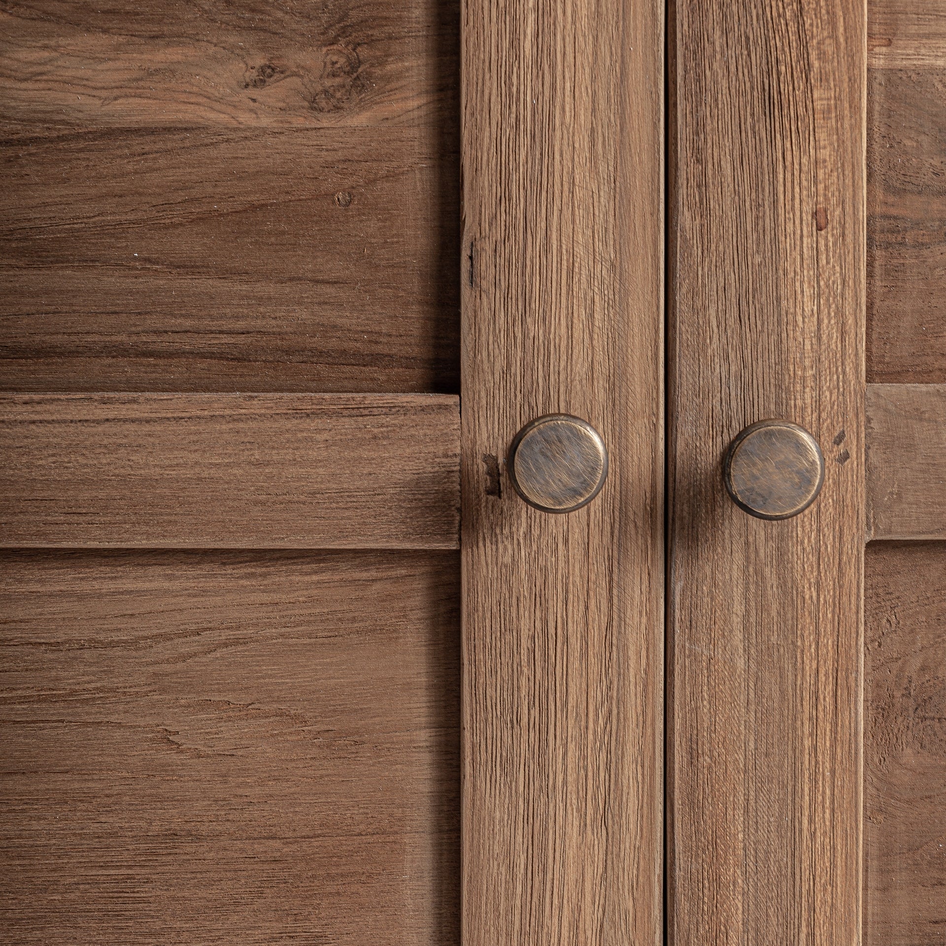 Witryna HELMOND aus recyceltem Holz