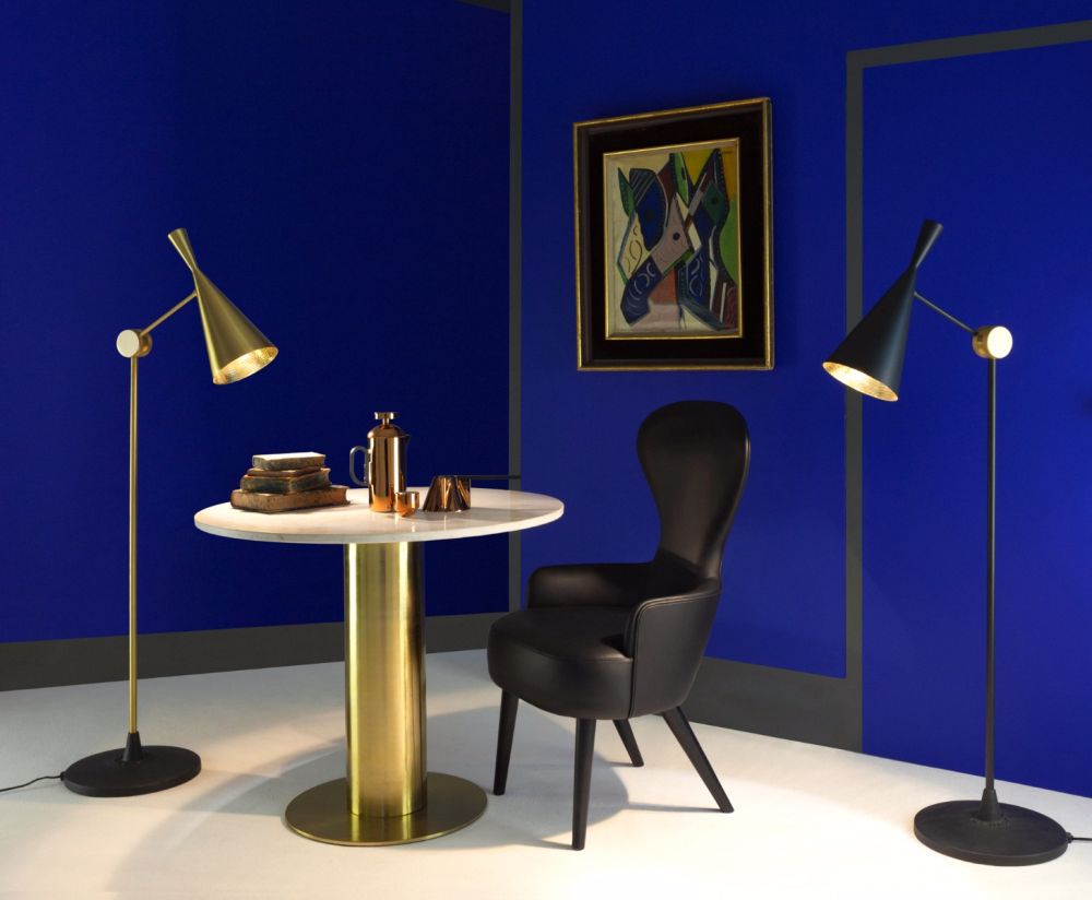 Silberne Stehlampe schlagen