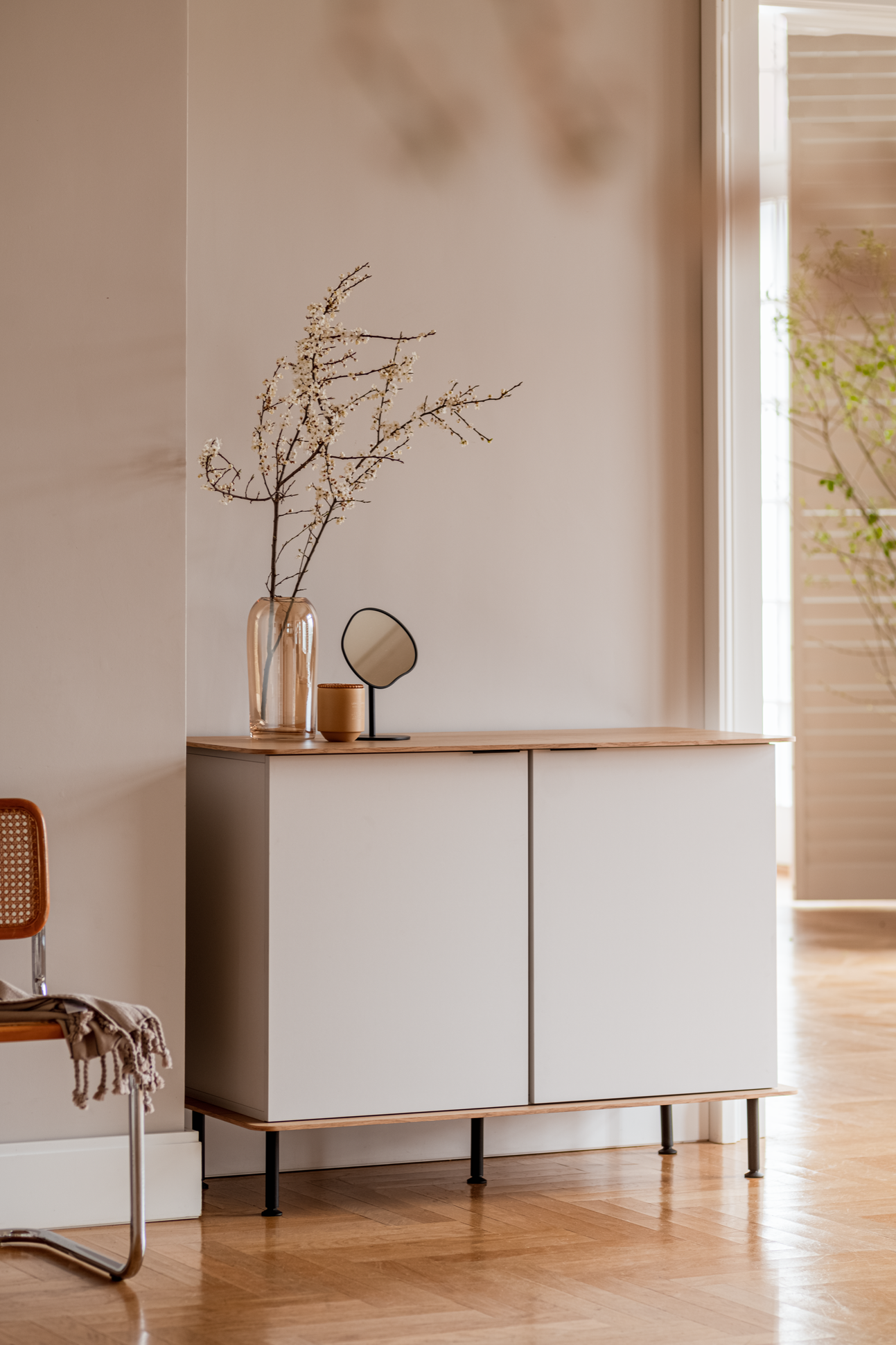 Komoda SUUMO biała z drewnianym blatem i czarną podstawą do salonu – styl minimalistyczny