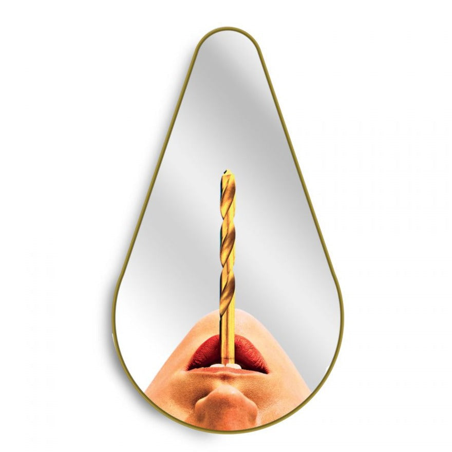 Tropfenförmiger Spiegel PEAR DRILL mit Goldrahmen