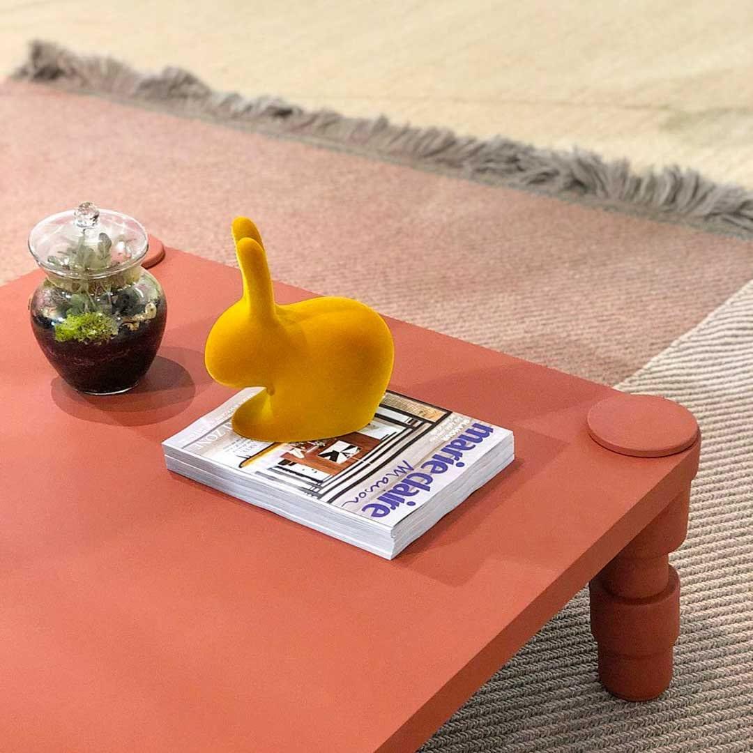 Podpórka do książek RABBIT VELVET musztardowy Qeeboo Eye on Design