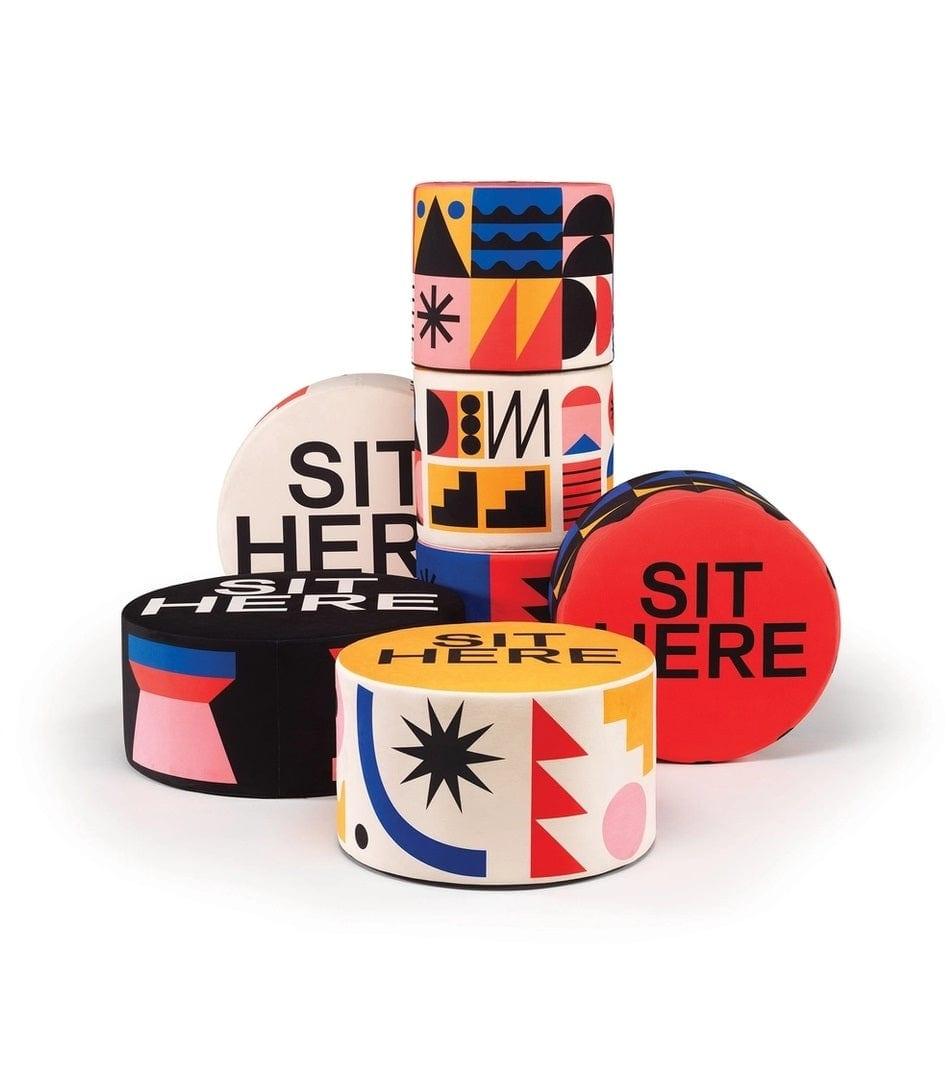 Puf SIT HERE czarny Qeeboo Eye on Design