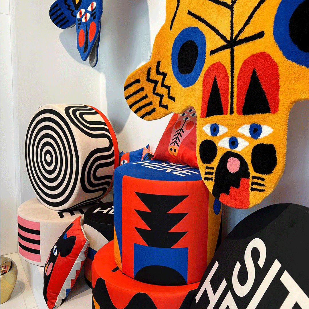 Puf SIT HERE czarny Qeeboo Eye on Design