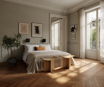 minimalistyczna sypialnia z naturalnymi dodatkami