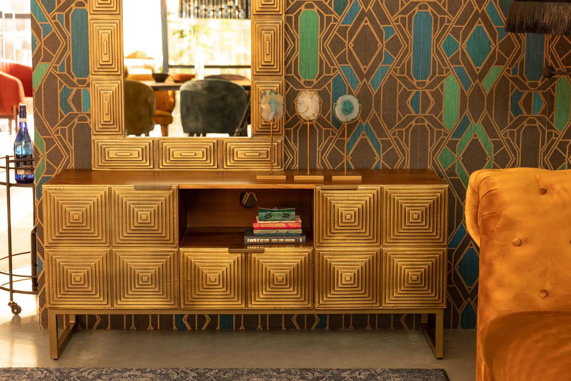 Wnętrze w stylu art Deco z designerskimi meblami i dodatkami