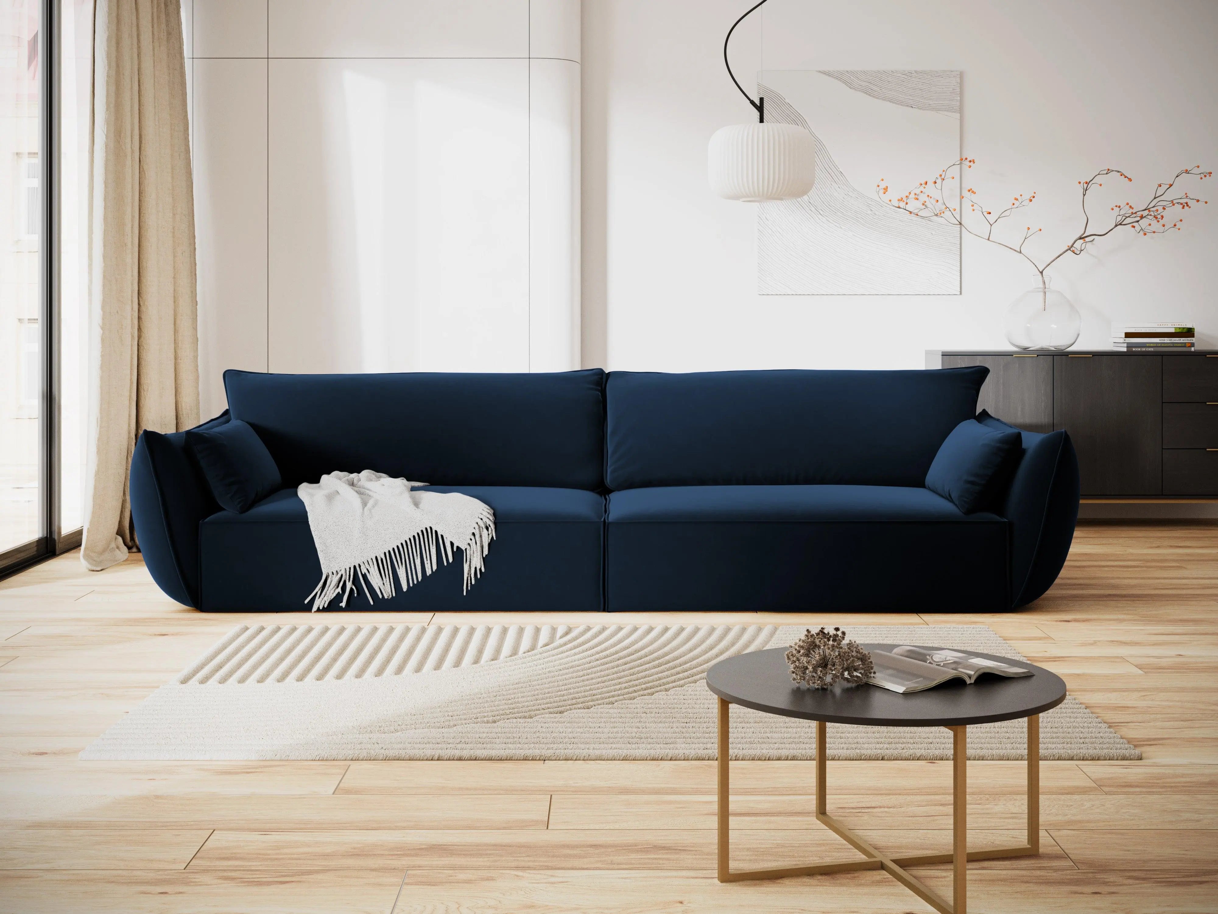 Sofa granatowa w eleganckiej aranżacji salonu