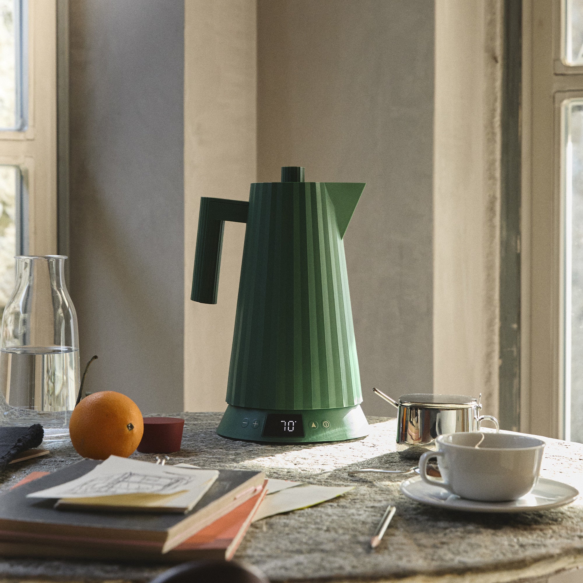 Elektrischer Plissé-Wasserkocher in Grün mit Temperaturregelung – Alessi – Eye on Design