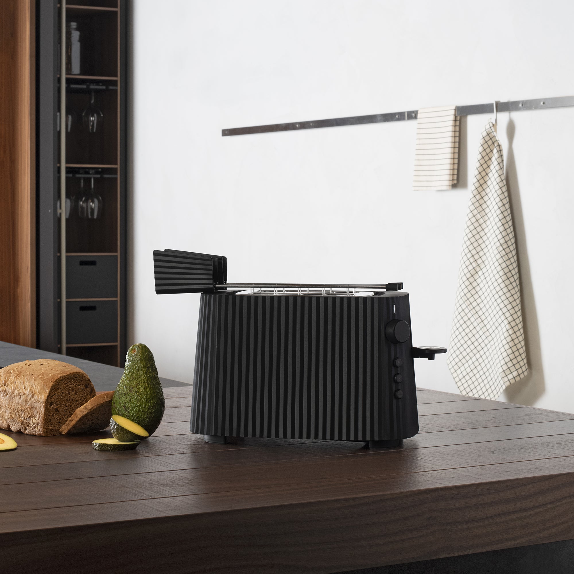 Black plissé toaster