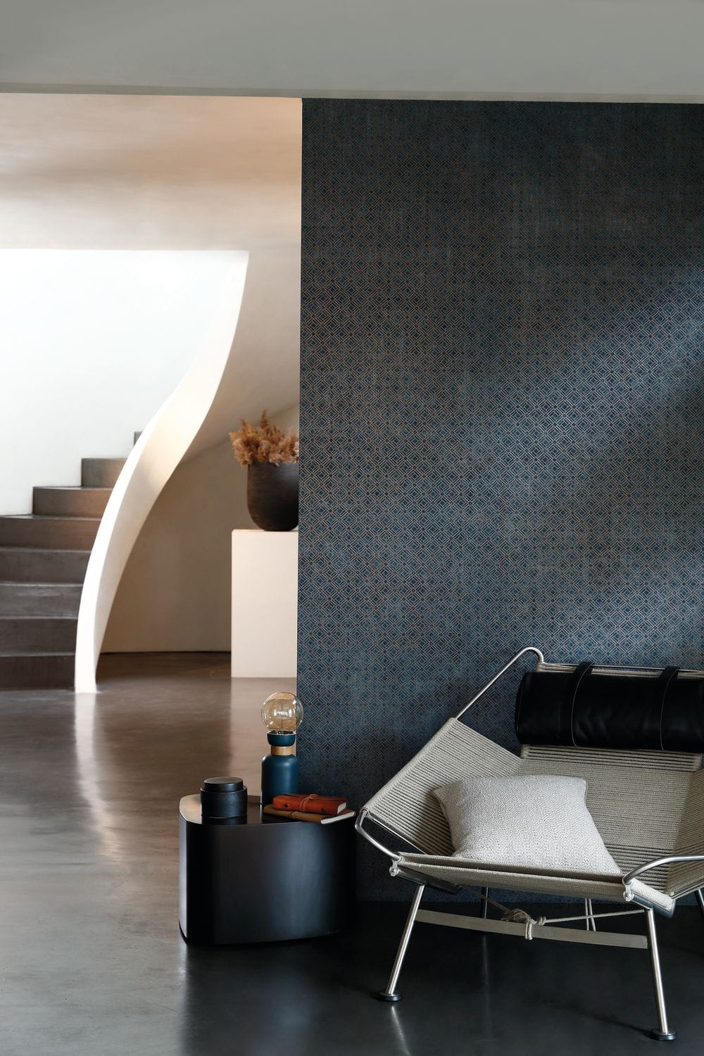 Metallic wallpaper with geometric pattern KHEOPS - WHITE with brown