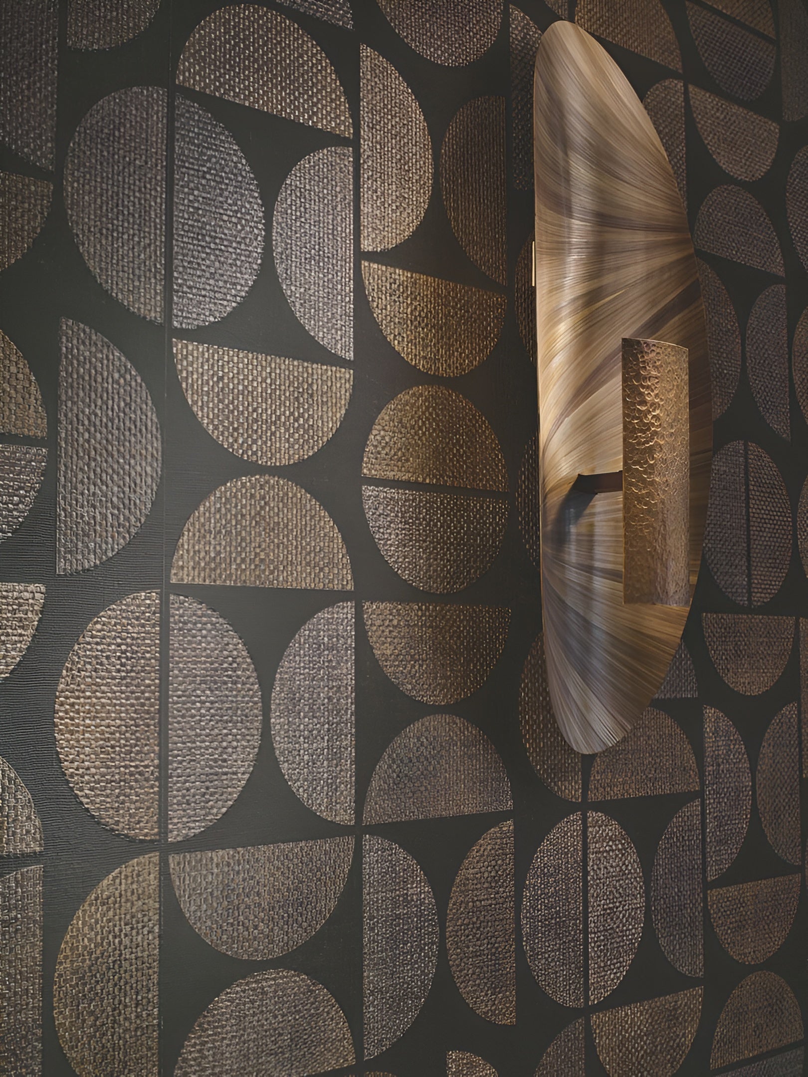 Structural vinyl wallpaper with geometric pattern DUALIS - AMANDE DOUCE almond