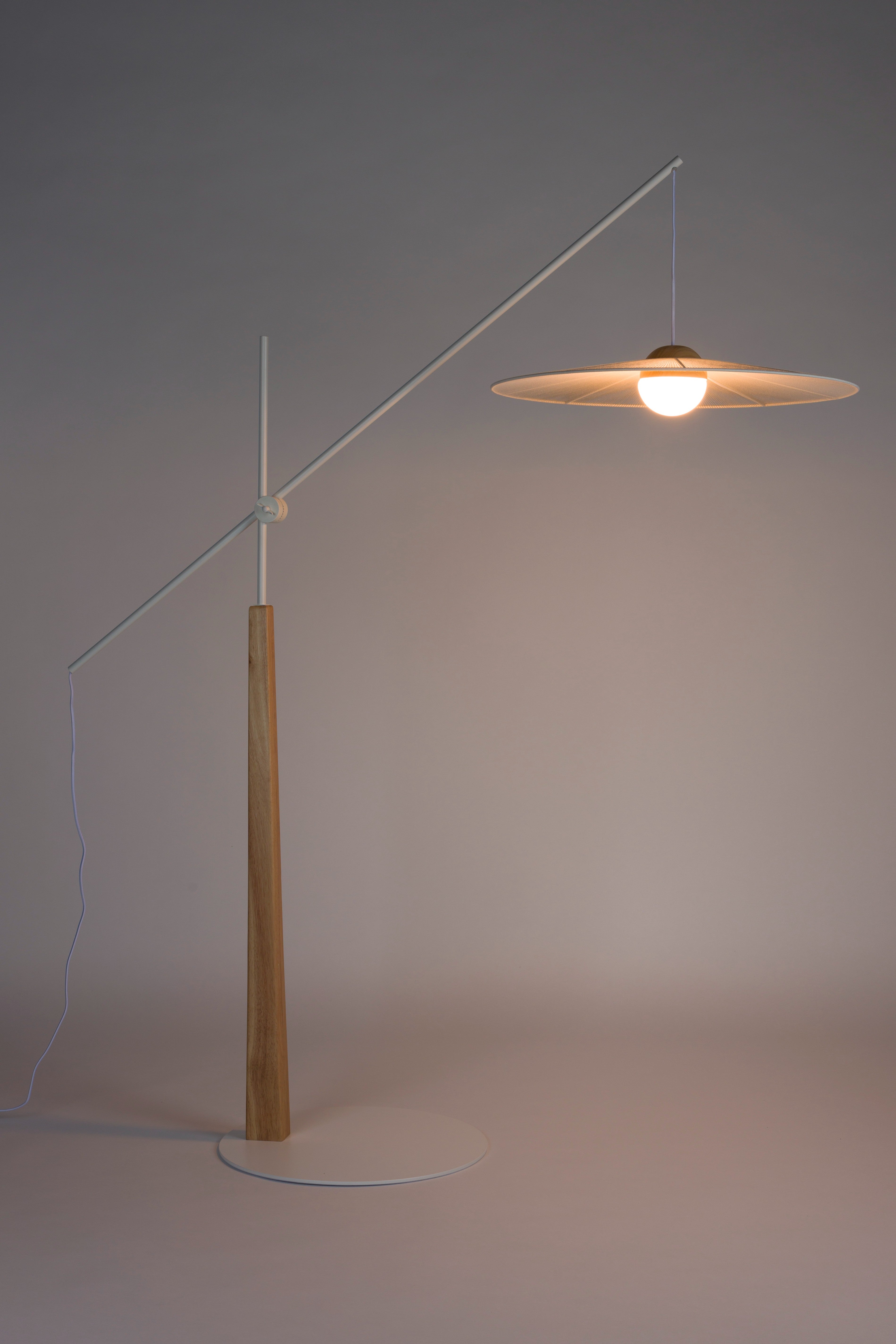 Stehlampe mit Ausleger BELLE gebrochenes Weiß