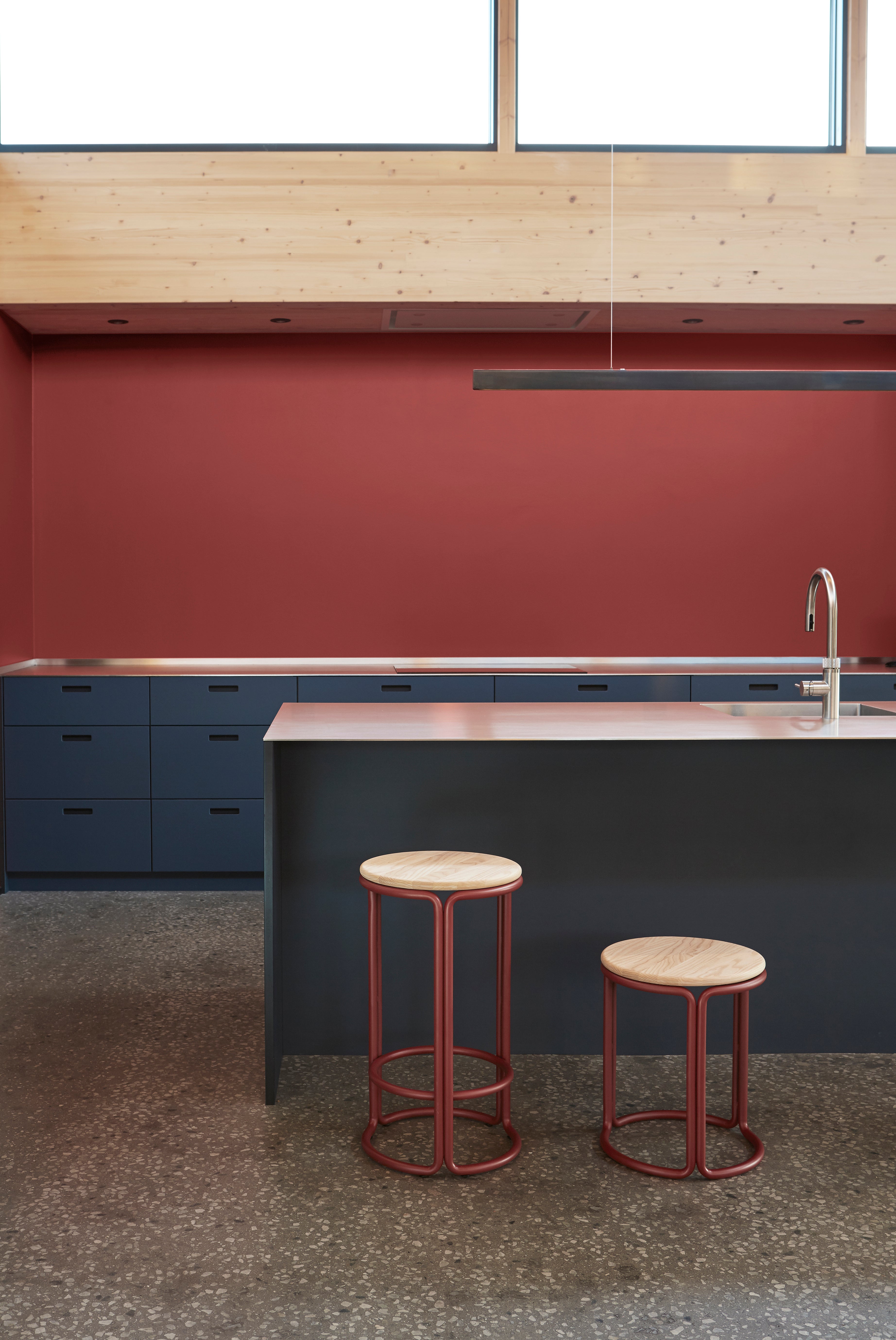 Hocker HARDIE rot mit natürlichem Sitz
