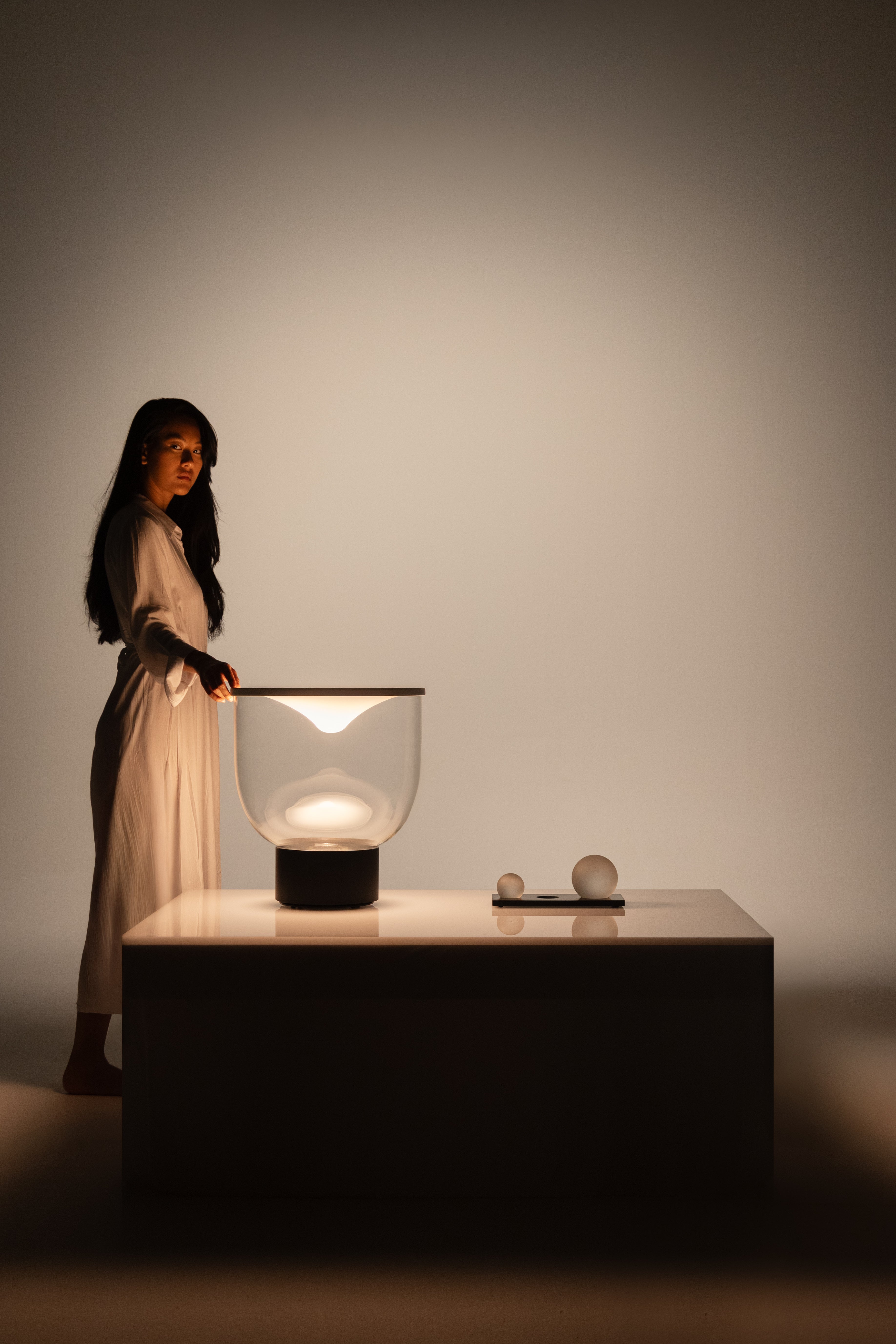 Tischlampe GRAMMOLUCE mit gläsernem Schirm und schwarzem Fuß