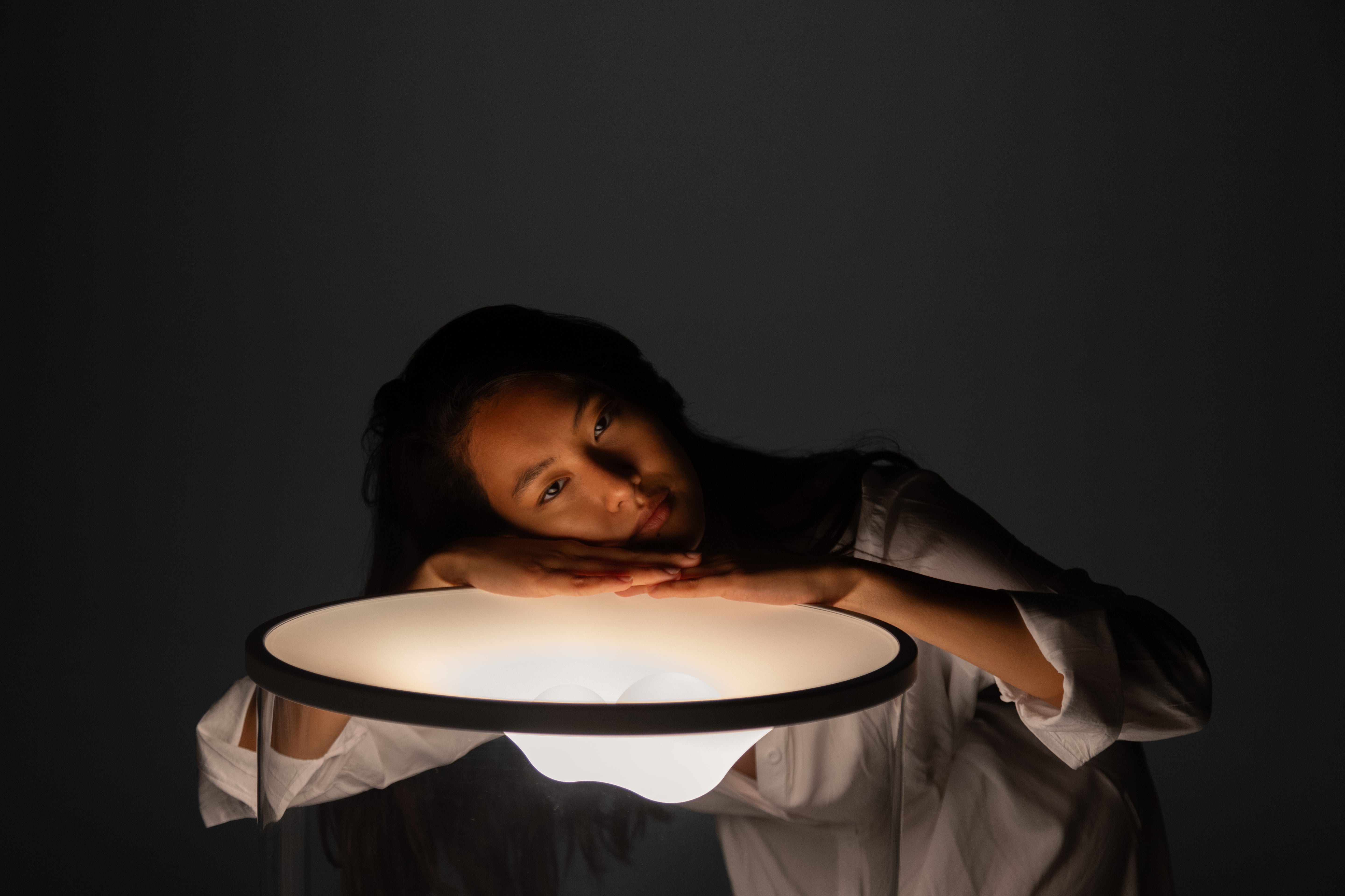 Tischlampe GRAMMOLUCE mit gläsernem Schirm und schwarzem Fuß