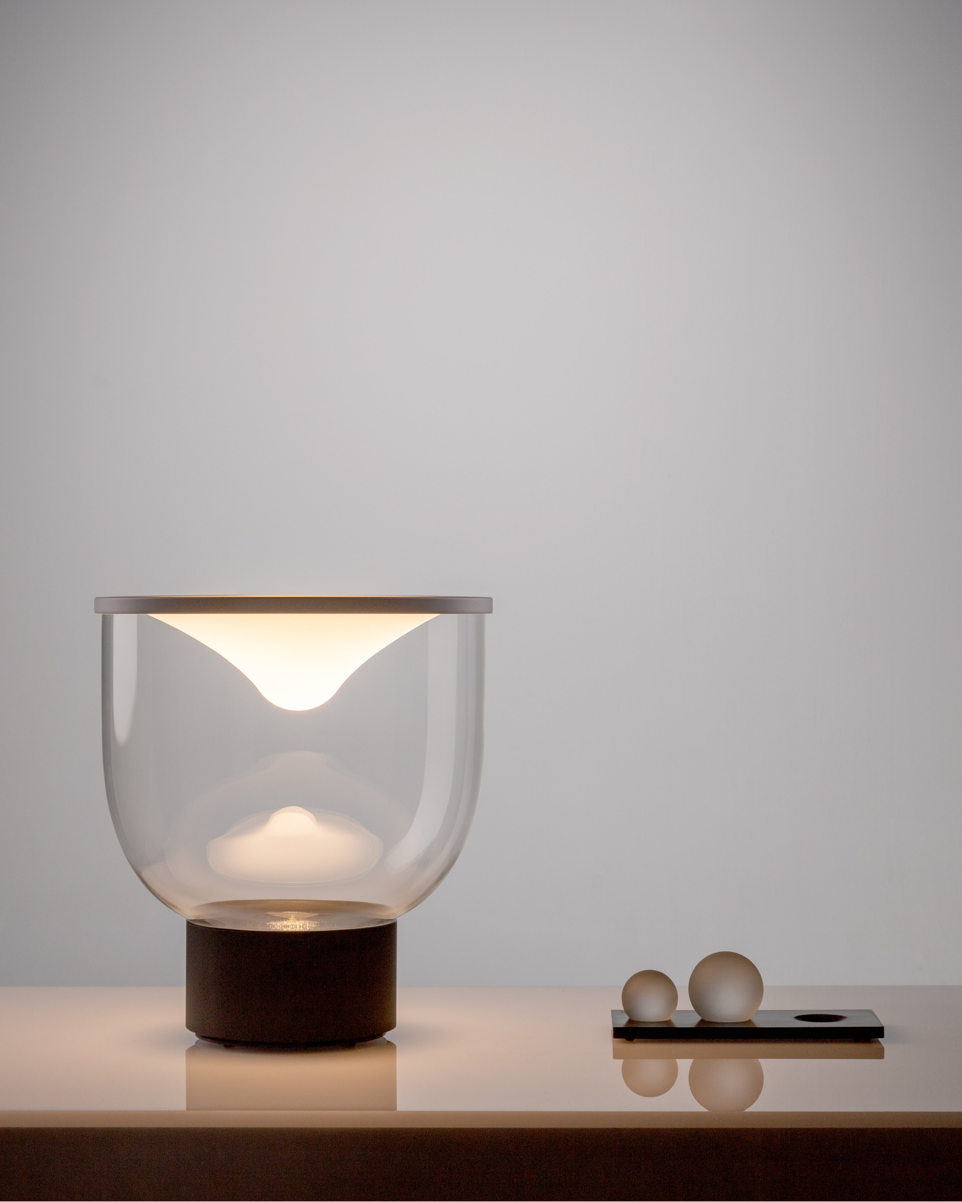 Tischlampe GRAMMOLUCE mit gläsernem Schirm und schwarzem Fuß