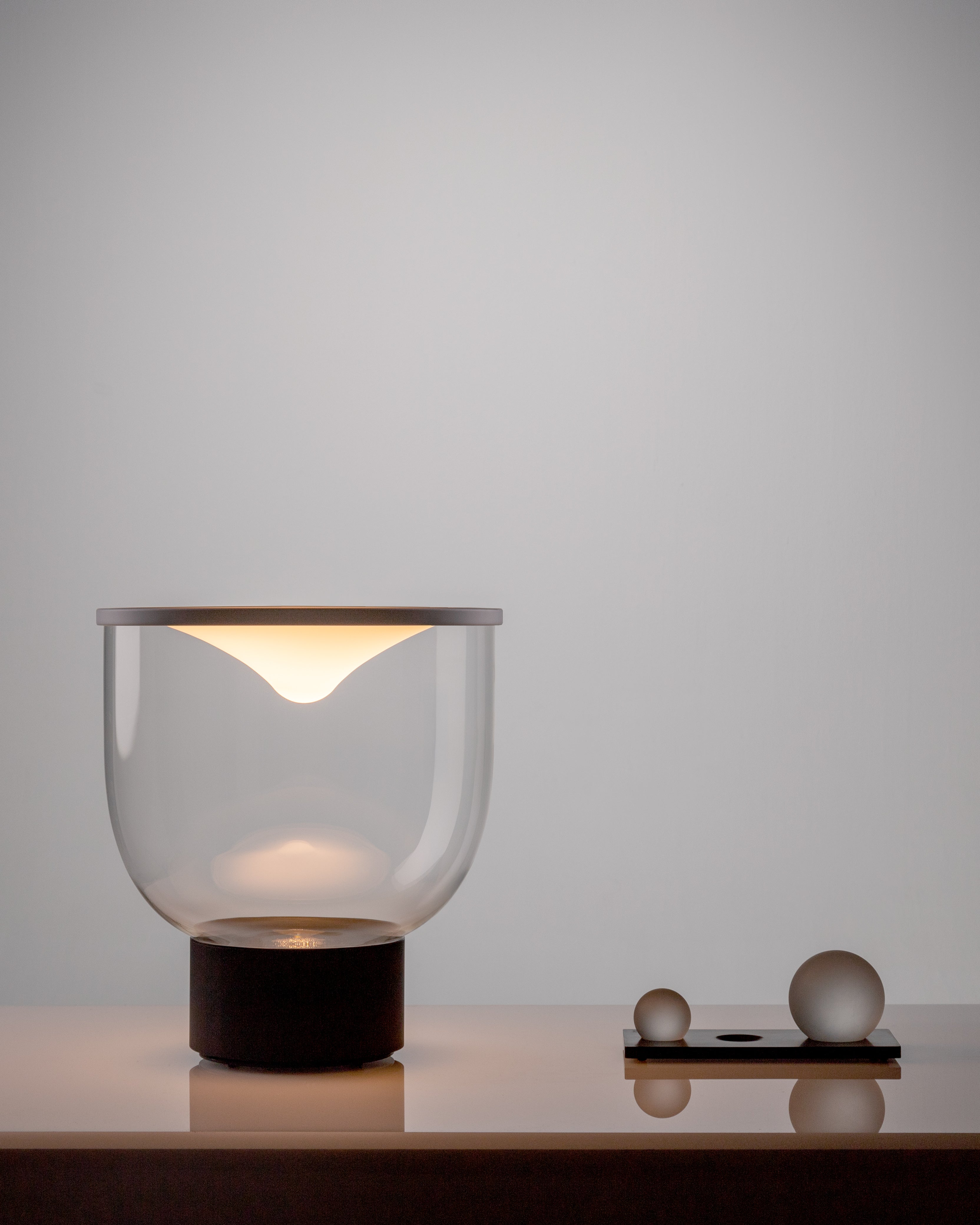Tischlampe GRAMMOLUCE mit gläsernem Schirm und schwarzem Fuß