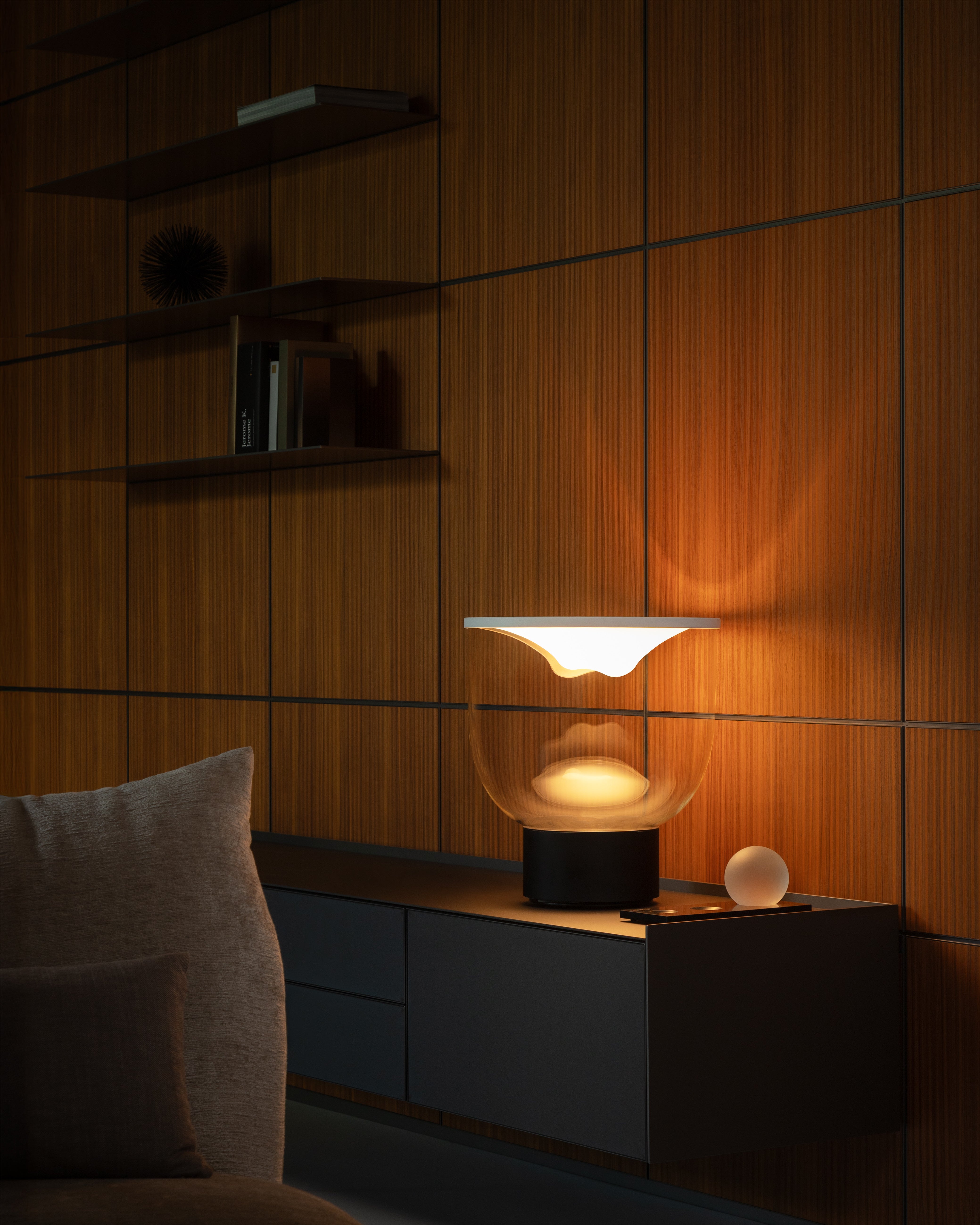 Tischlampe GRAMMOLUCE mit gläsernem Schirm und schwarzem Fuß