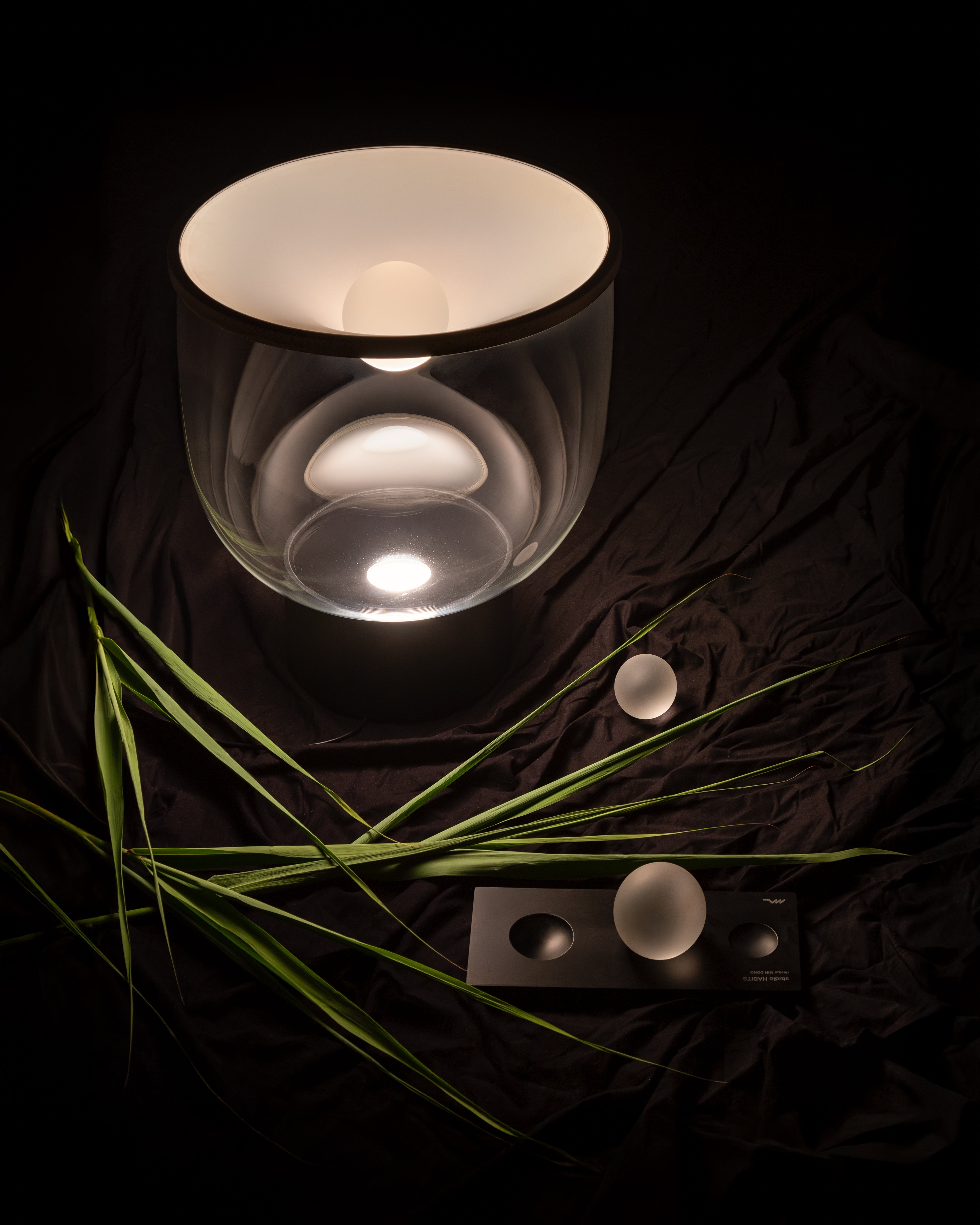 Tischlampe GRAMMOLUCE mit gläsernem Schirm und schwarzem Fuß