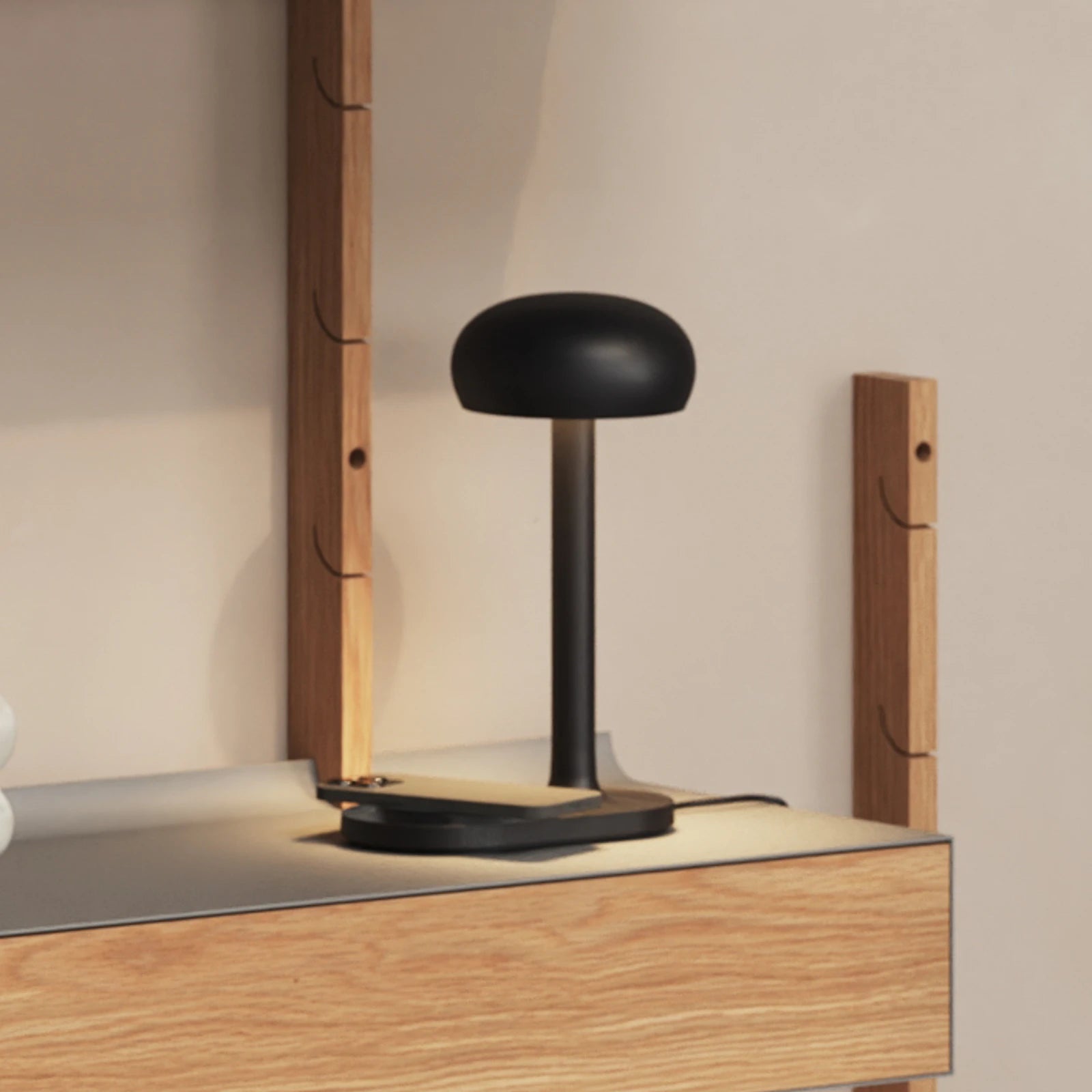 Tischlampe mit kabellosem Ladegerät EMENDO schwarz