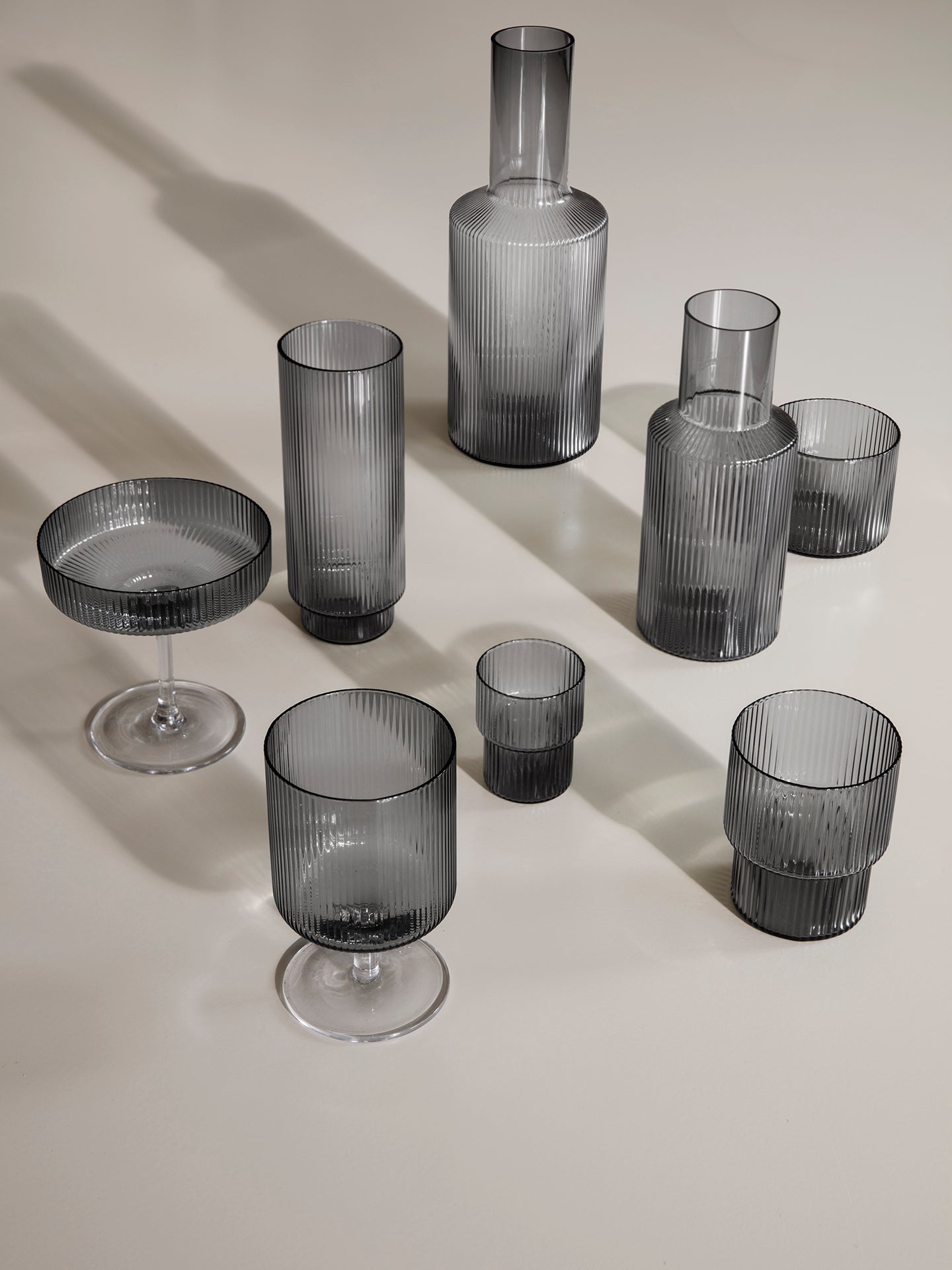 Set von Weingläsern RIPPLE rauchiges Glas