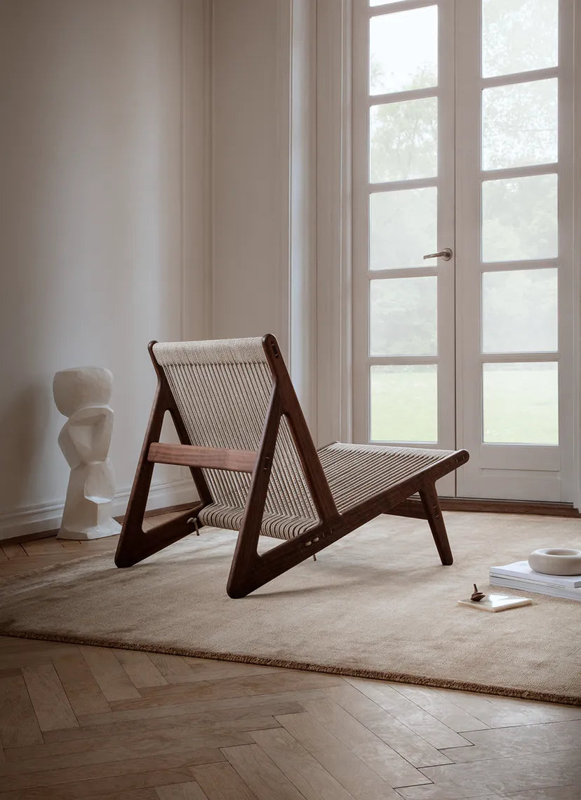 MR01 armchair in walnut wood and linen