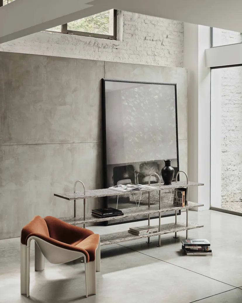 Regal KEEN dunkles Eschenholz mit schwarzem Messingrahmen