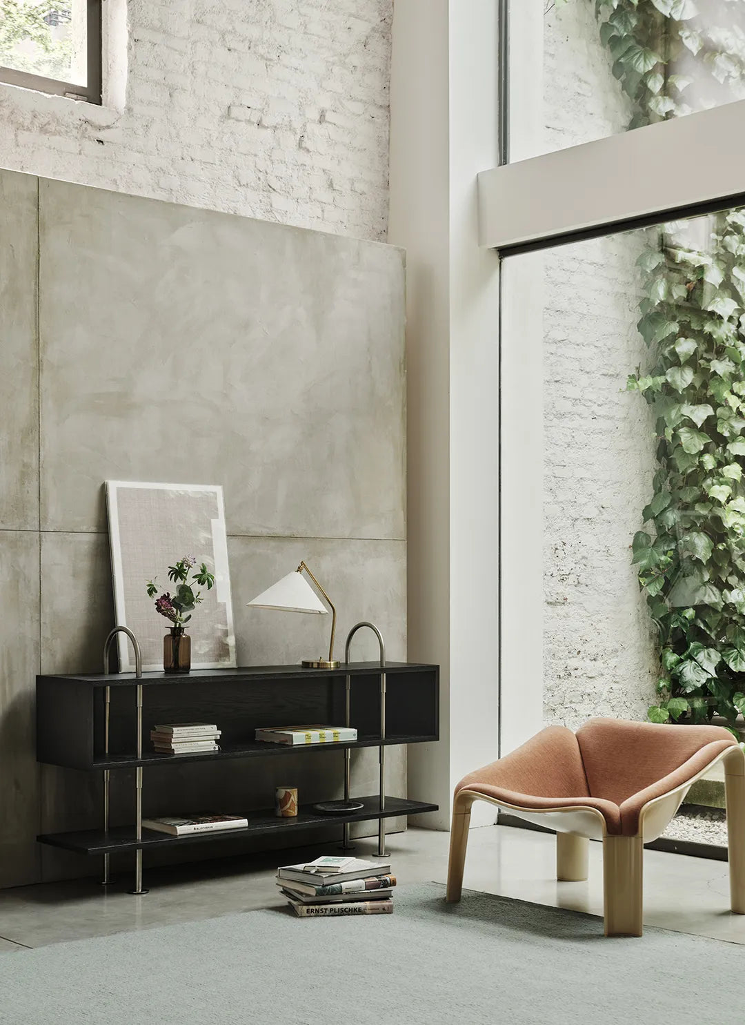 Regal KEEN BOX graues Holz mit schwarzem Messingrahmen