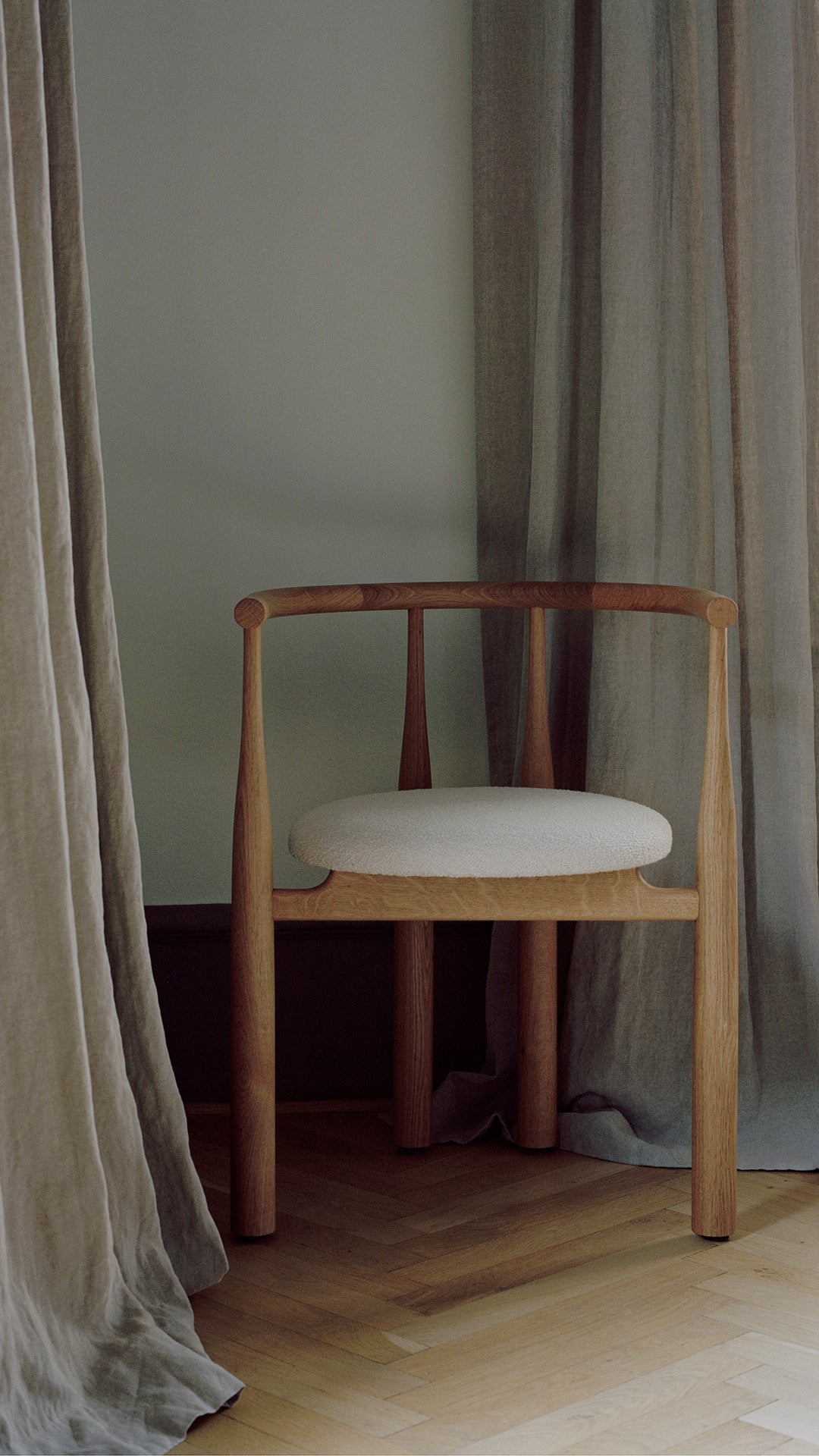 Bukowski chair upholstered with an oak base