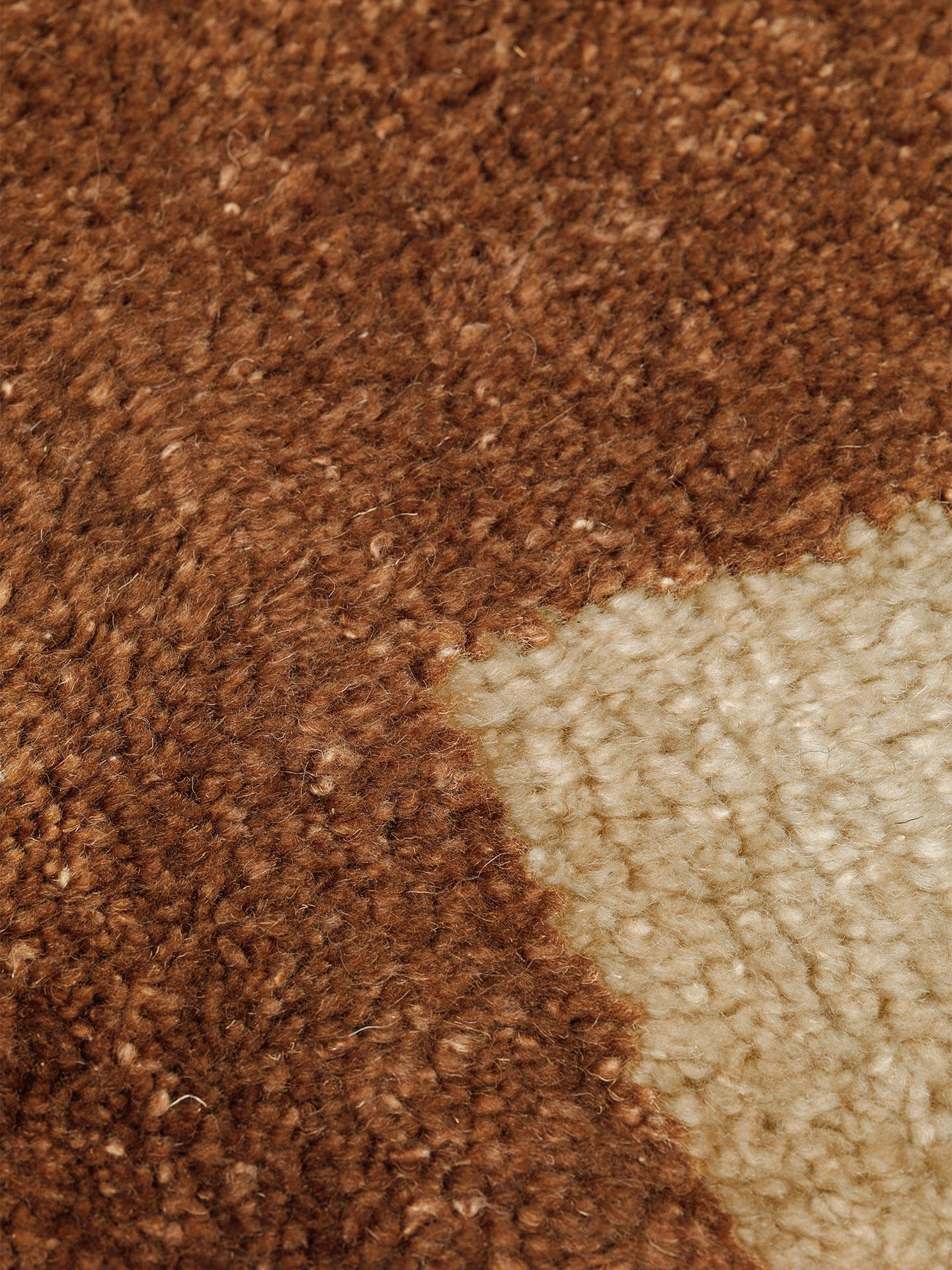 MARA KNOTTED rug, broken white with brick red.