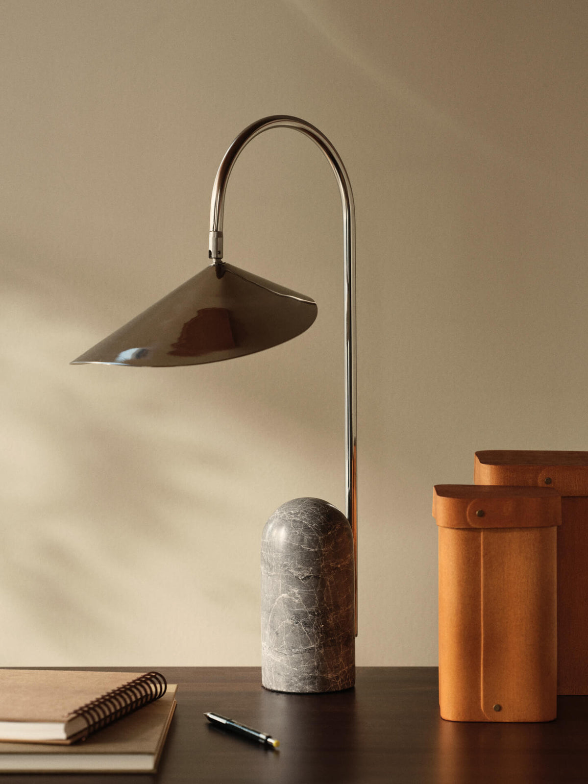 Lampa stołowa ARUM stal polerowana – ujęcie 2
