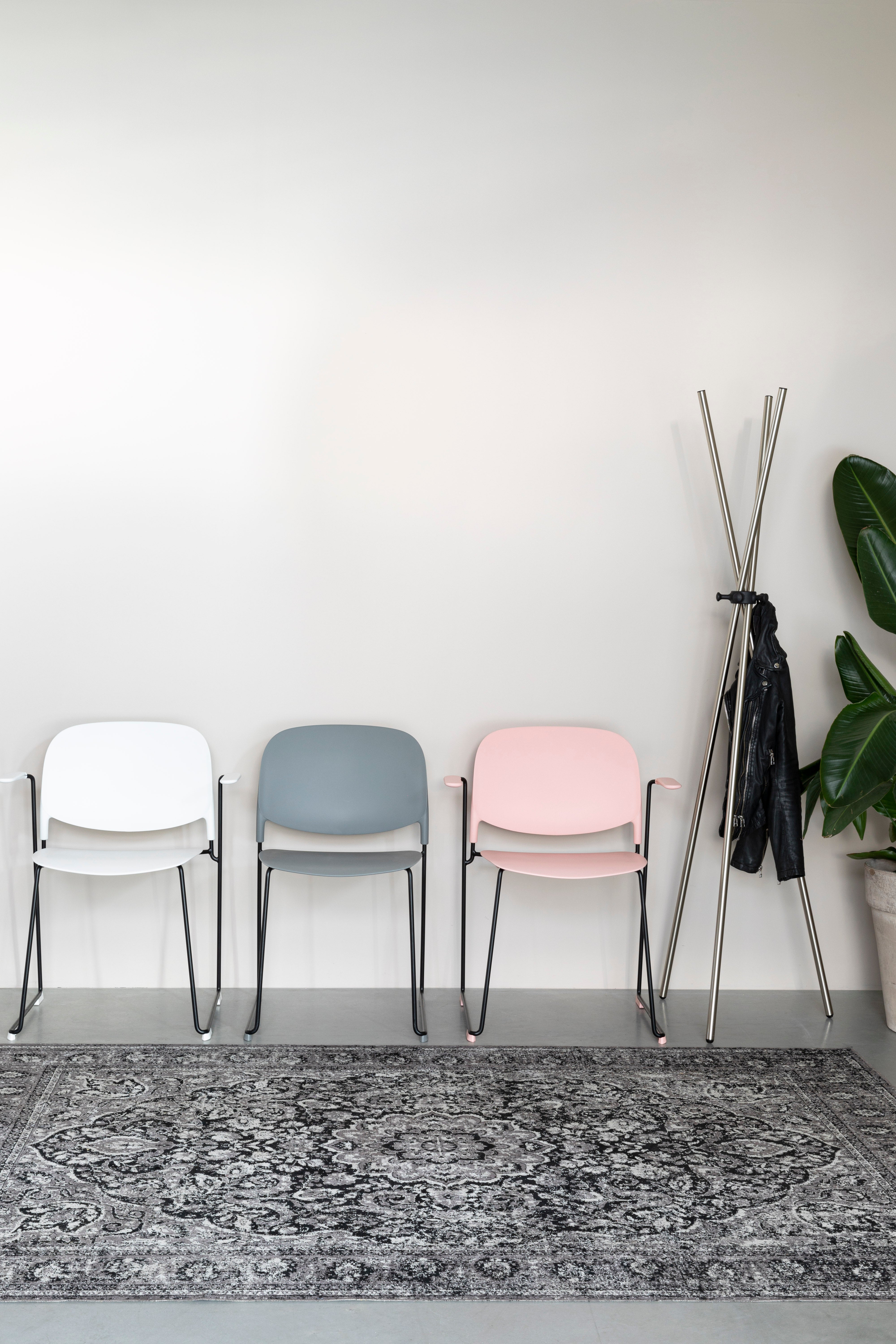 Stuhl STACKS rosa mit schwarzem Gestell
