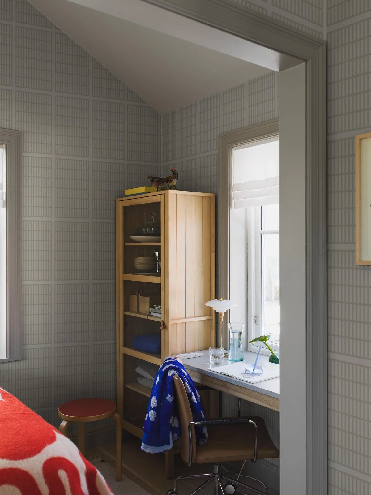 Tapete mit geometrischem Muster ALVAR AALTO 14/6 weiß mit grau