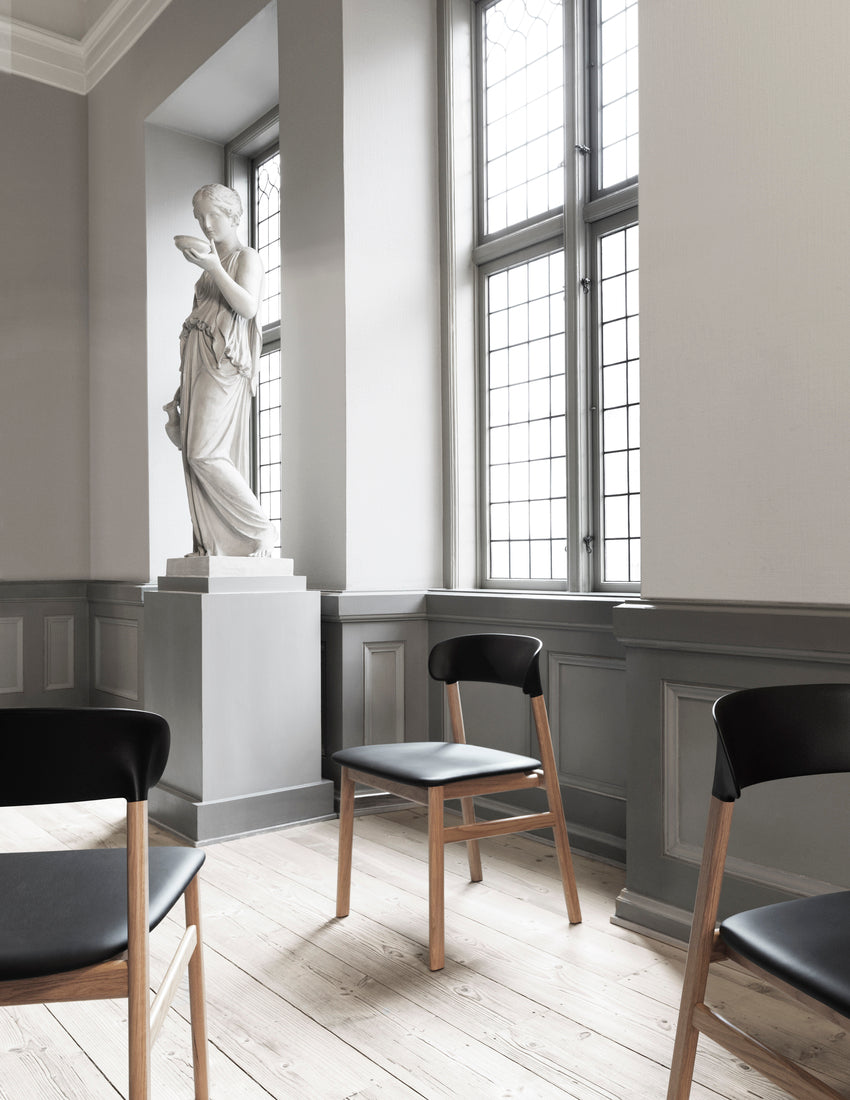 Herit upholstered chair with a natural oak base