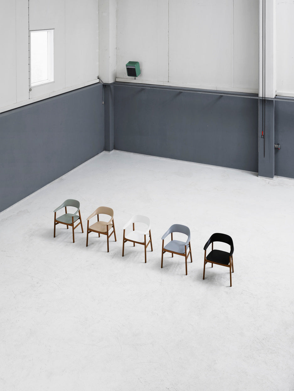 Chair with armrests Herit Sandy with a natural oak base