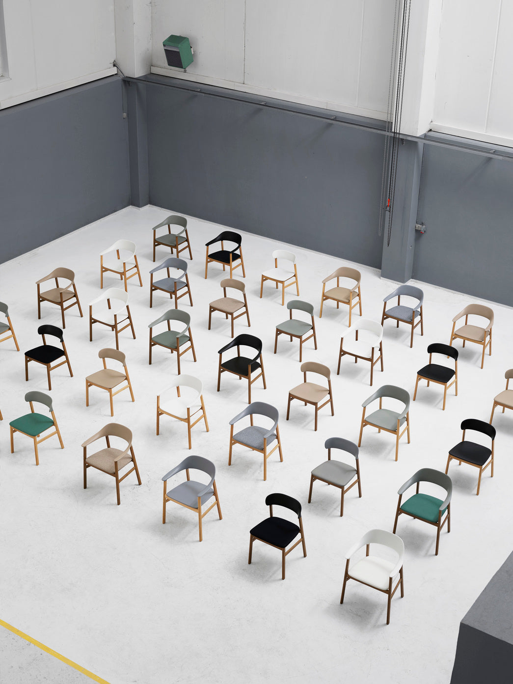 White Herit chair with a natural oak base