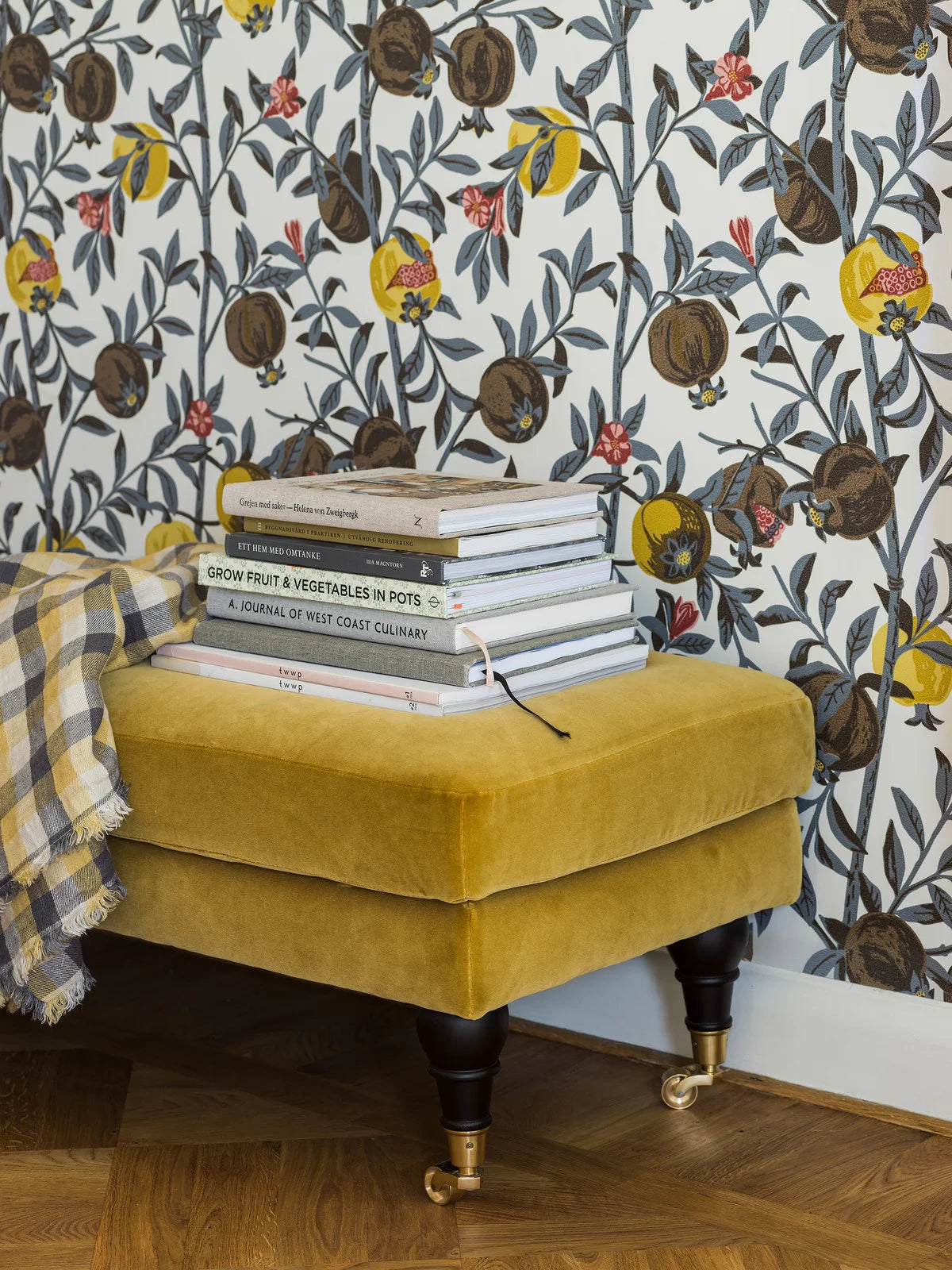 Tapete mit pflanzlichem Muster von Granatapfel, weiß mit braun