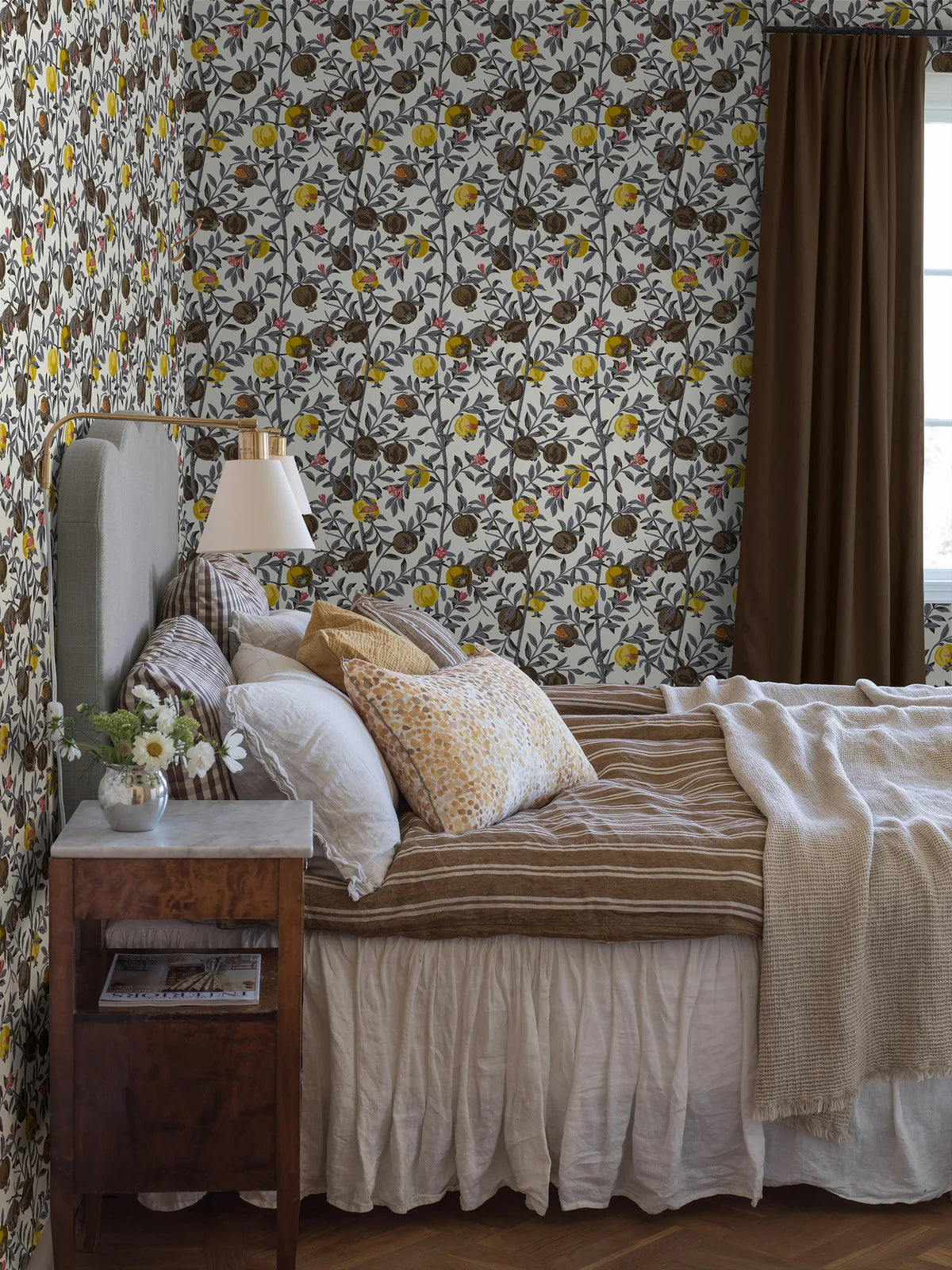 Tapete mit pflanzlichem Muster von Granatapfel, weiß mit braun