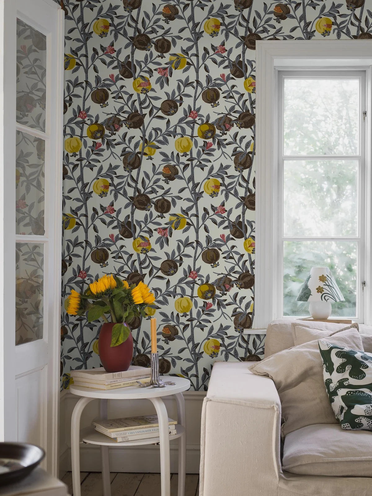 Tapete mit pflanzlichem Muster von Granatapfel, weiß mit braun