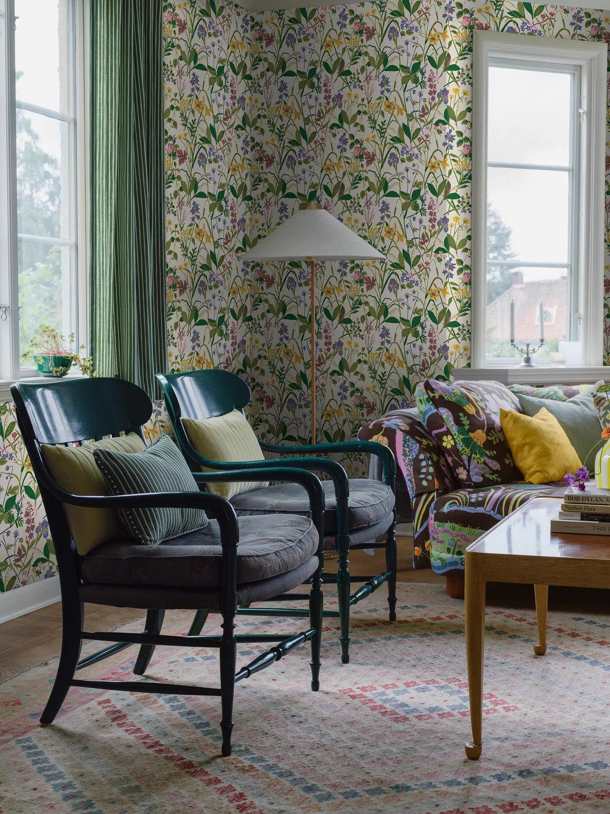 Tapete mit floralem Blumenmuster ROS OCH LILJA creme mit grün