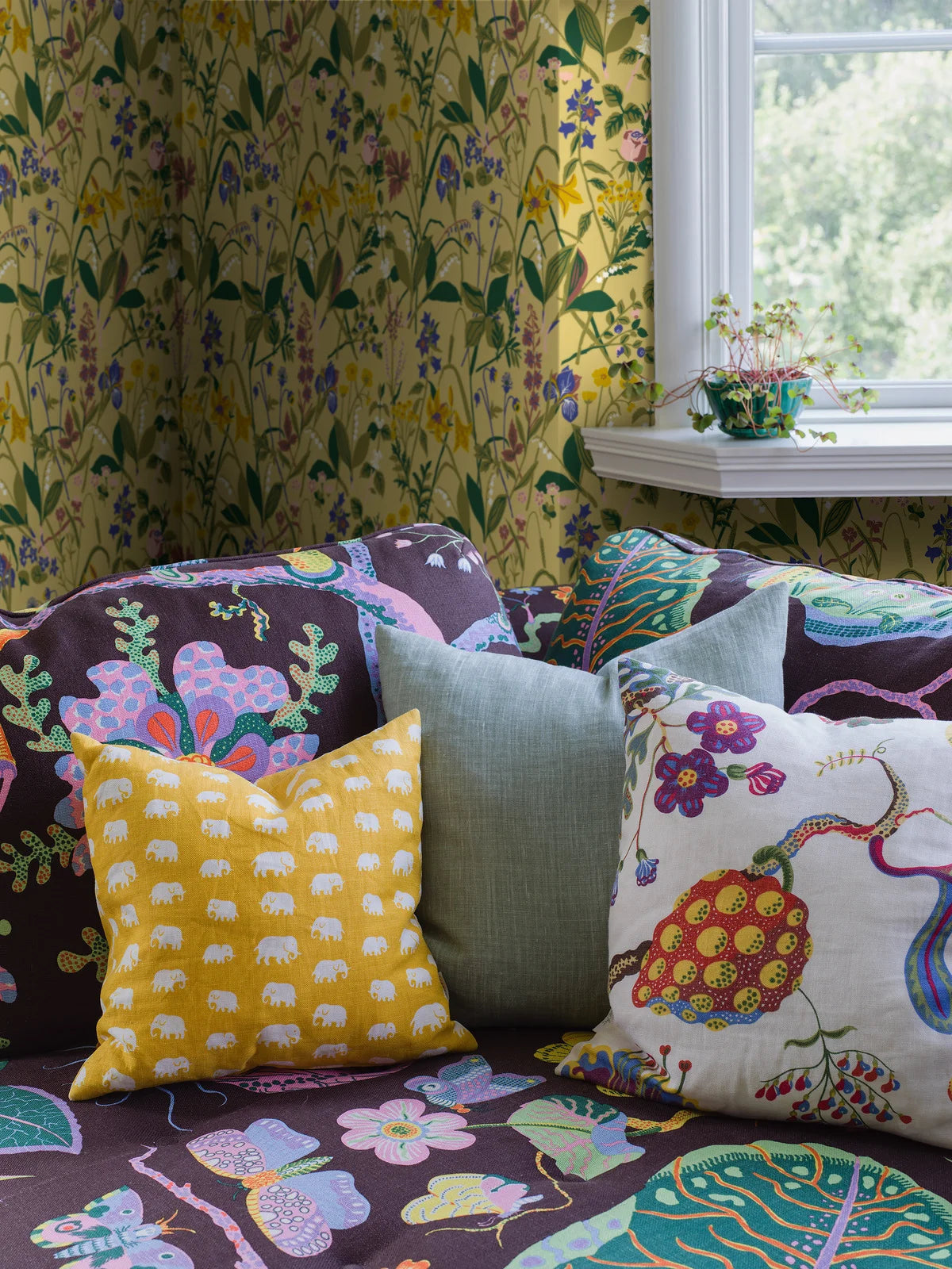 Tapete mit floralem Blumenmuster ROS OCH LILJA gelb