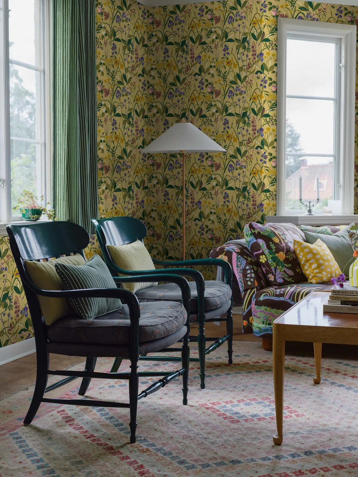 Tapete mit floralem Blumenmuster ROS OCH LILJA gelb