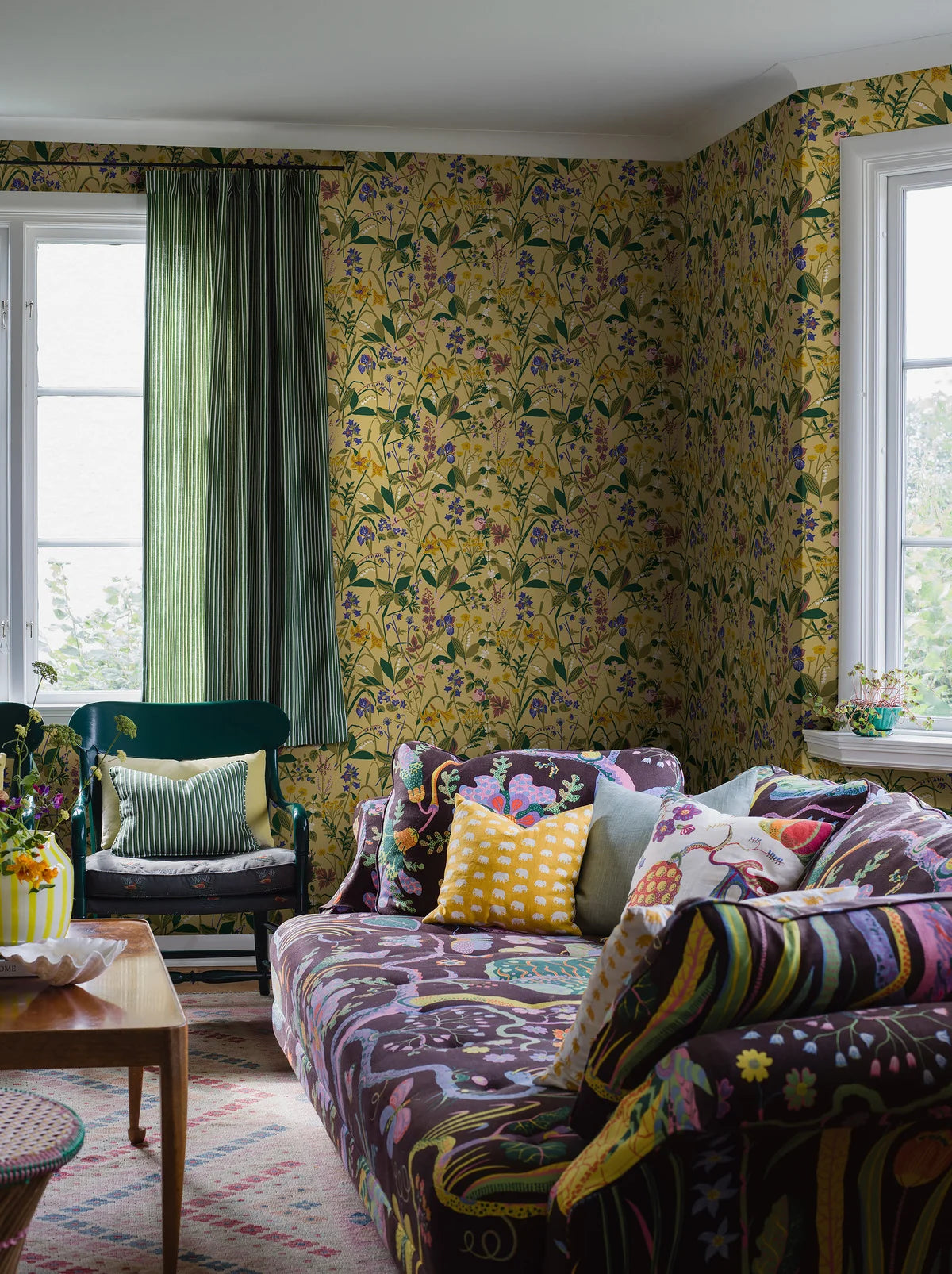 Tapete mit floralem Blumenmuster ROS OCH LILJA gelb