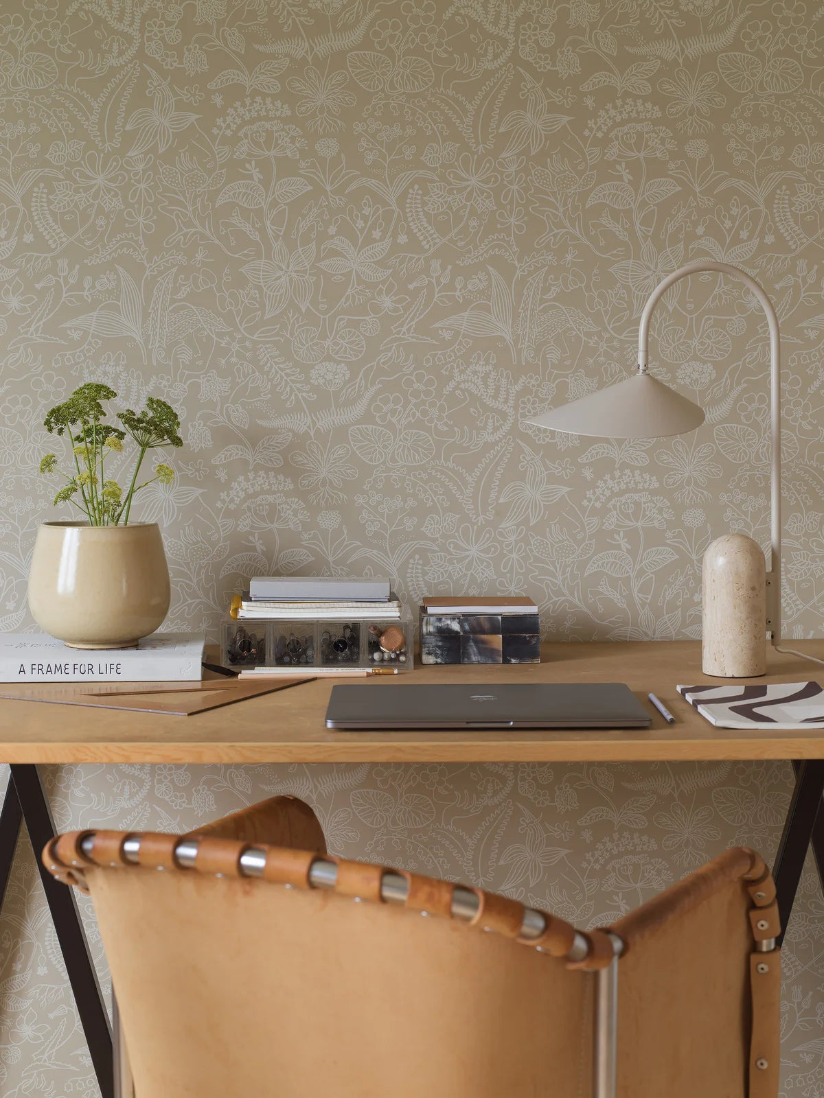 Tapete mit floralem Muster aus Blumen und Blättern GRAZIA sandbeige