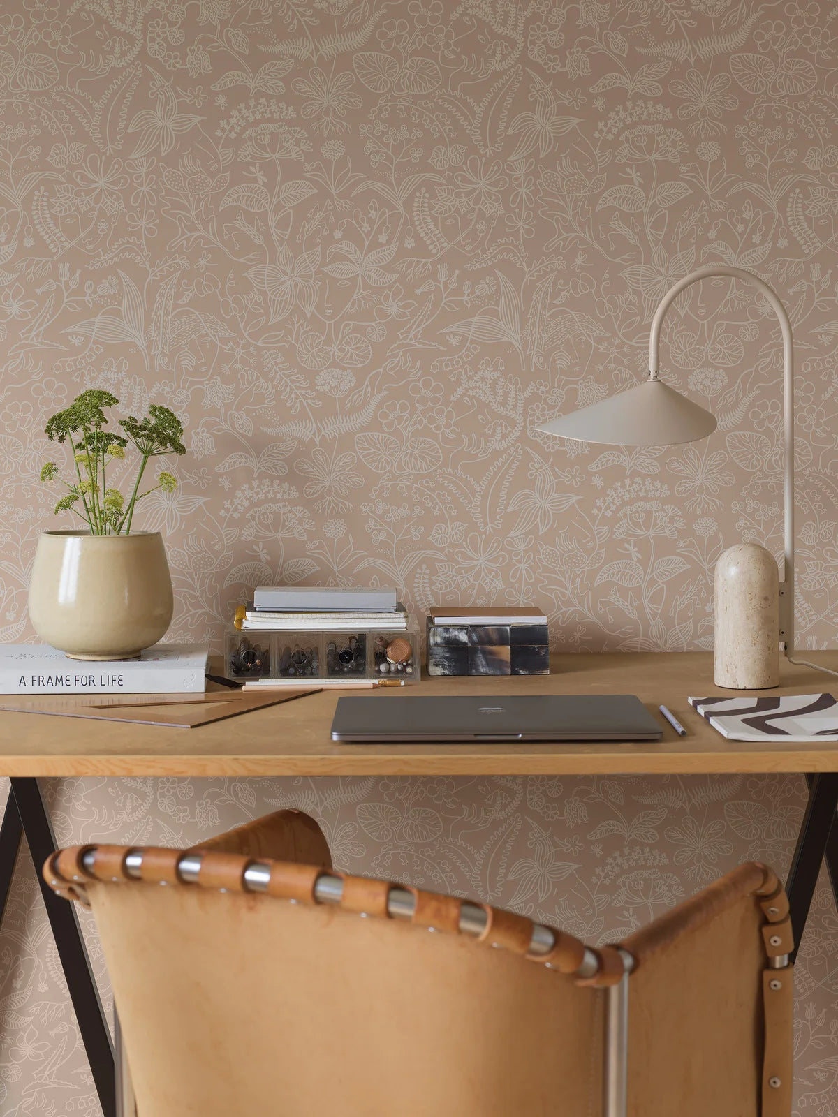 Tapete mit floralem Muster aus Blumen und Blättern GRAZIA braun