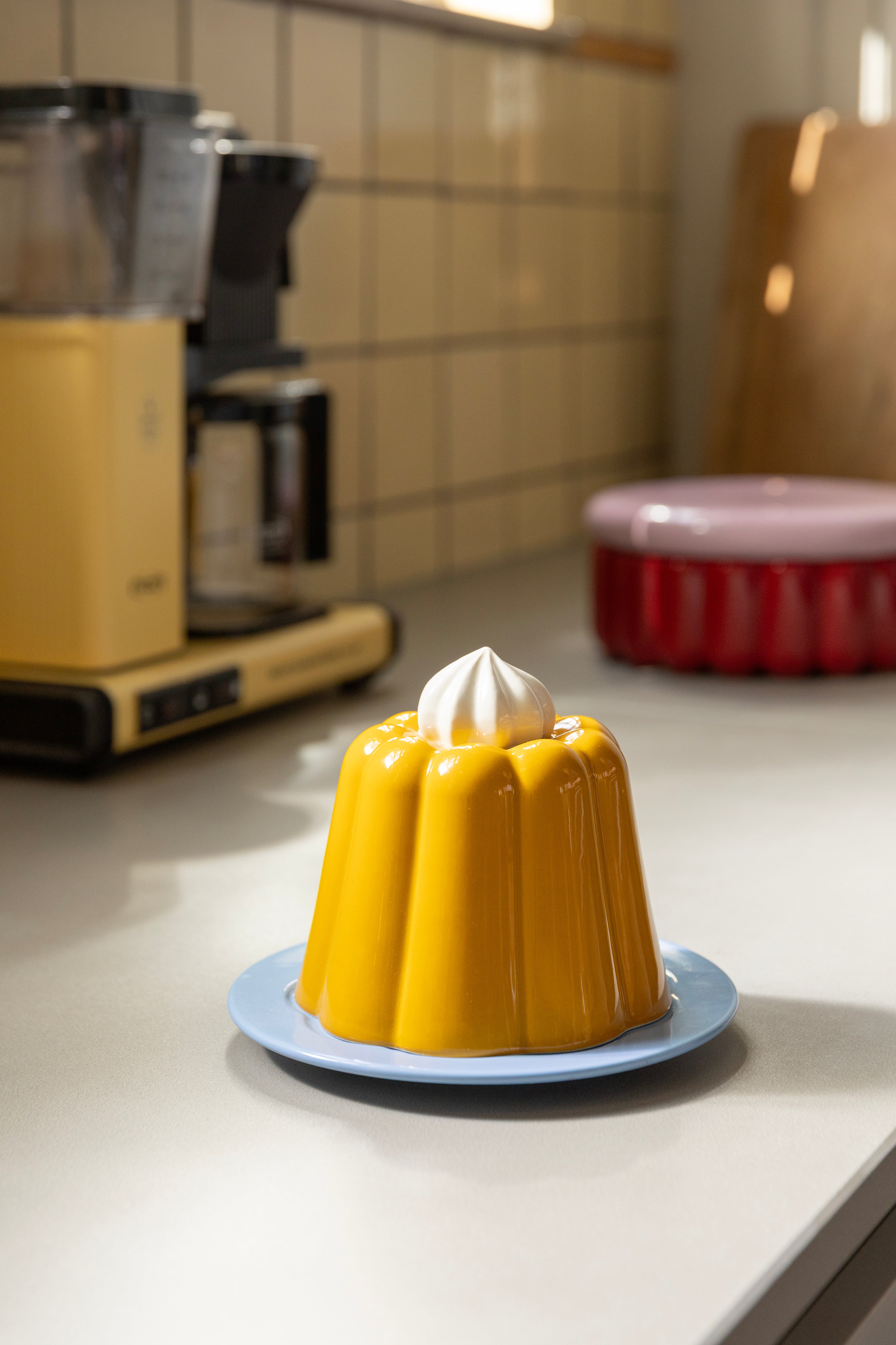 Teller mit Deckel PUDDING gelb mit blau und weiß